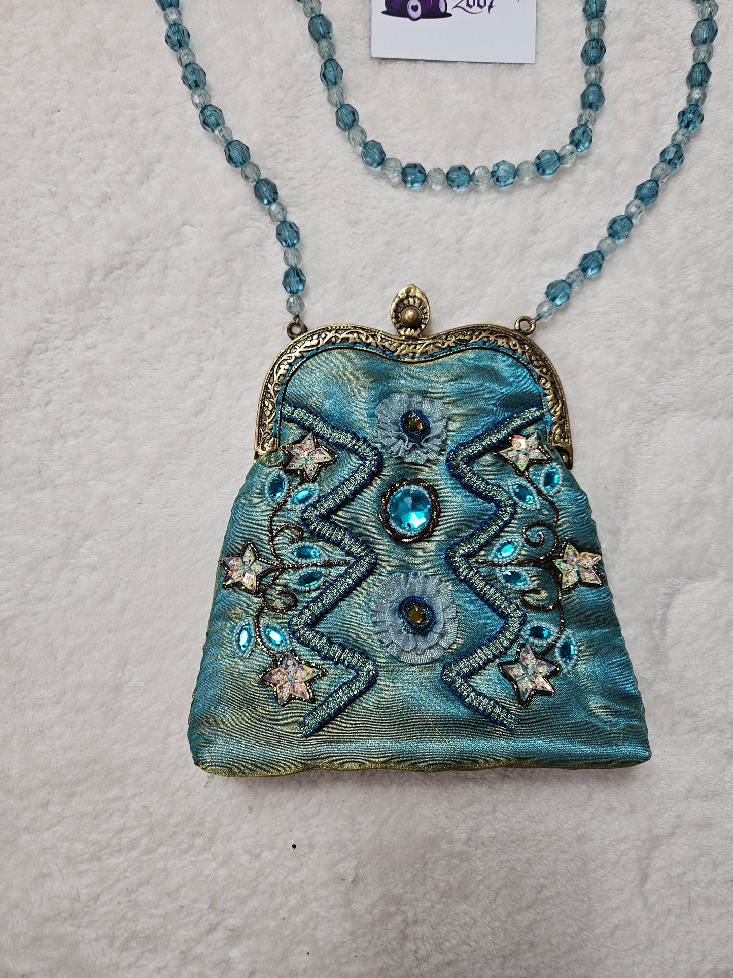 Pochette bleue brodée perles et sequins