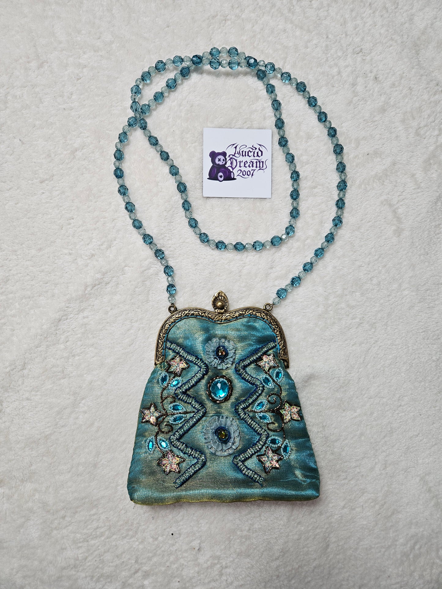 Pochette bleue brodée perles et sequins