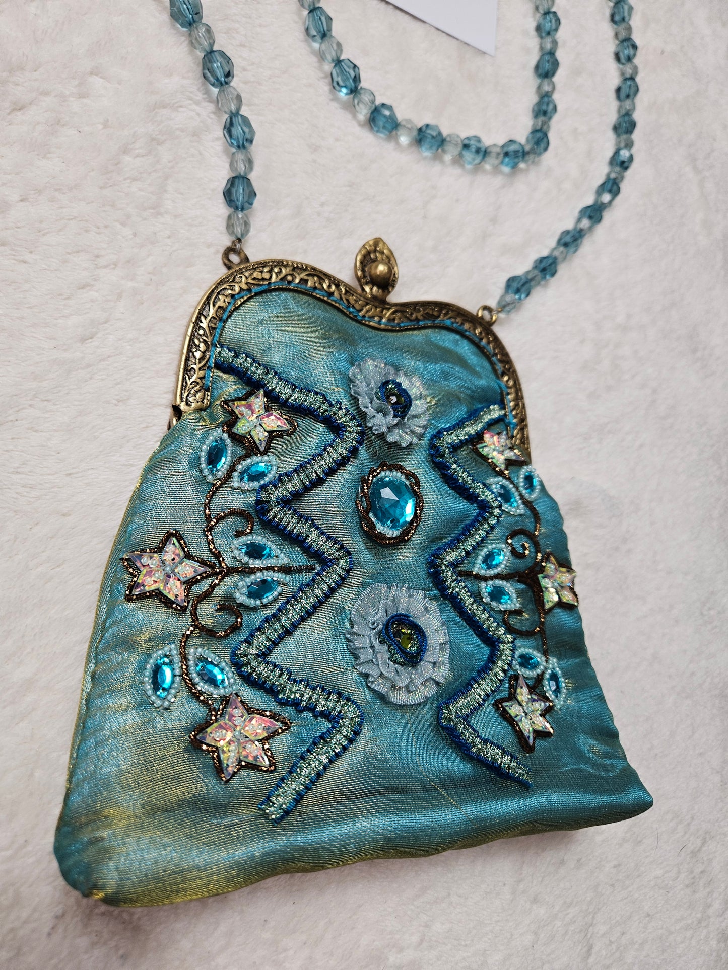 Pochette bleue brodée perles et sequins