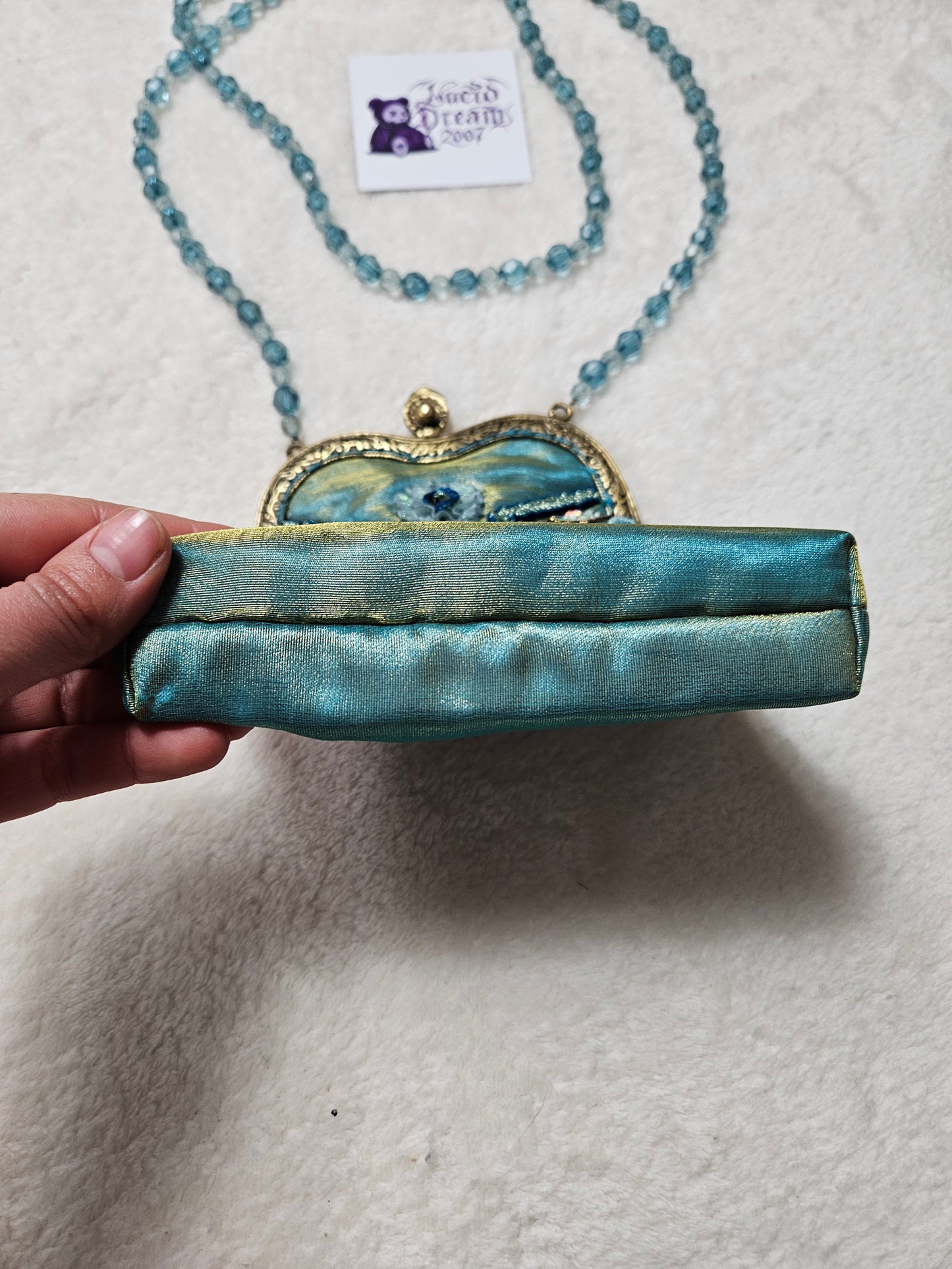 Pochette bleue brodée perles et sequins