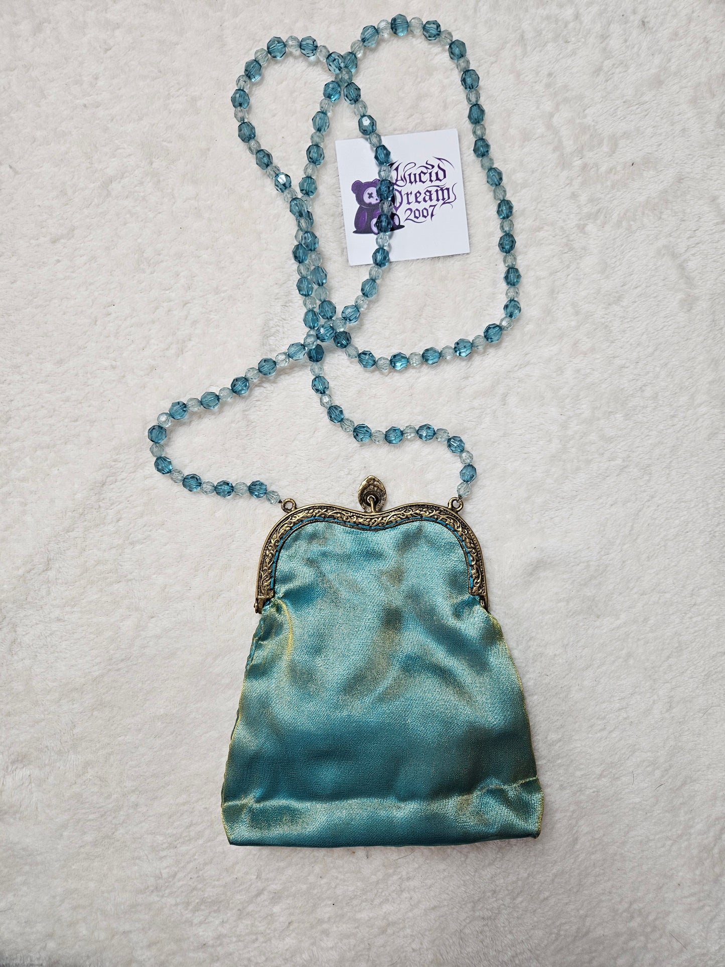 Pochette bleue brodée perles et sequins