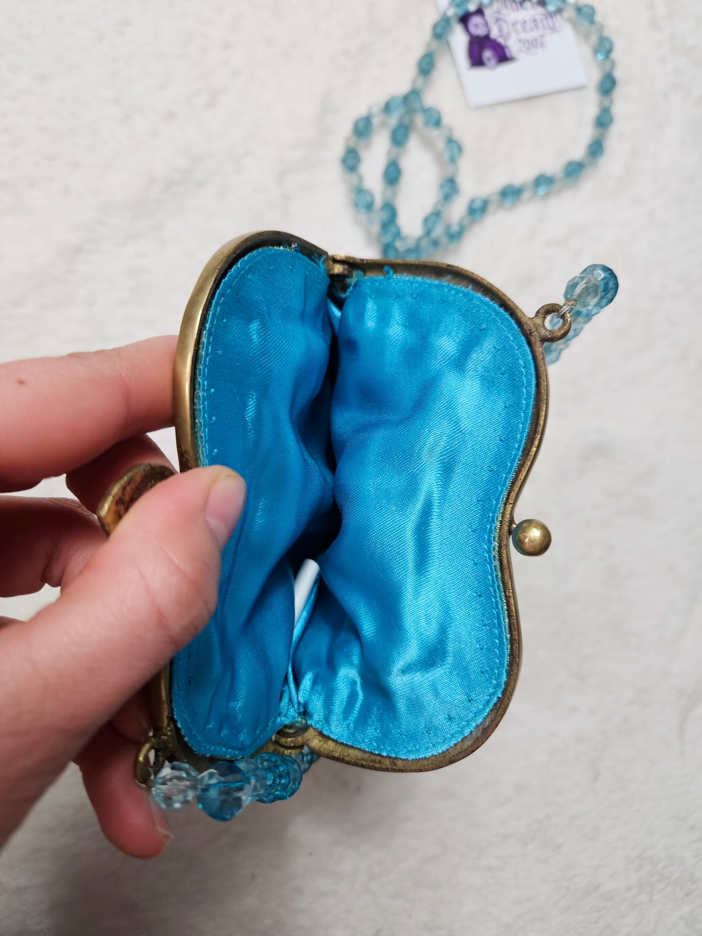 Pochette bleue brodée perles et sequins