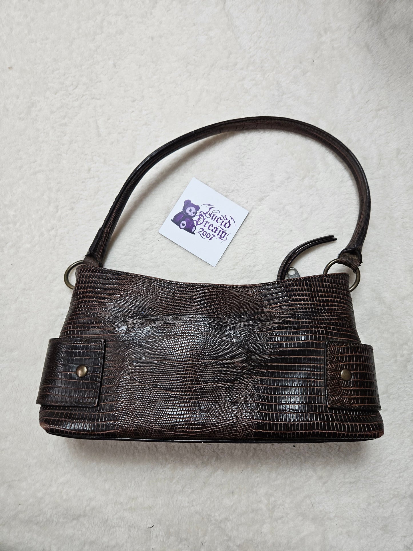 Bolso pequeño marrón de polipiel con tiras