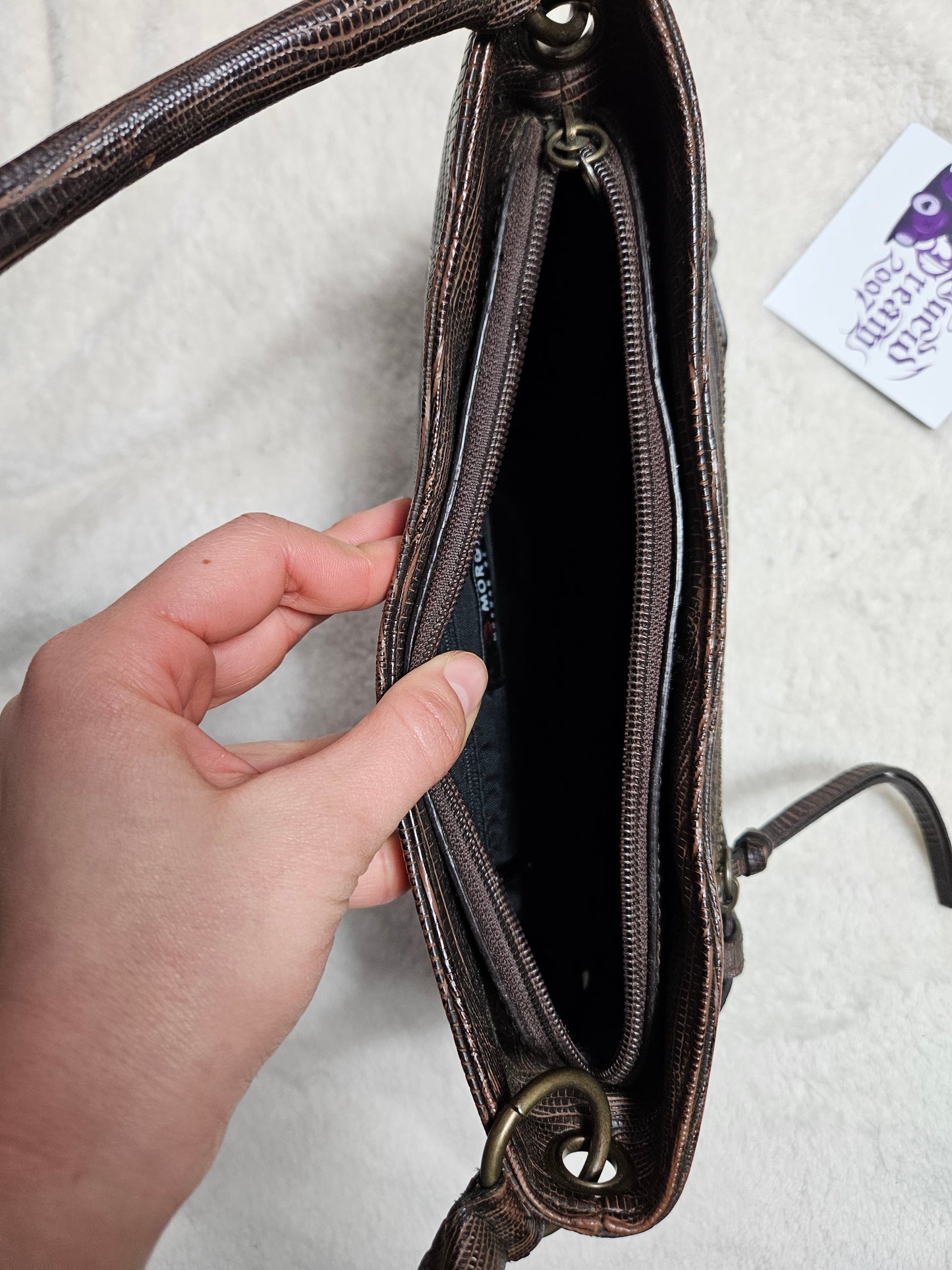 Bolso pequeño marrón de polipiel con tiras