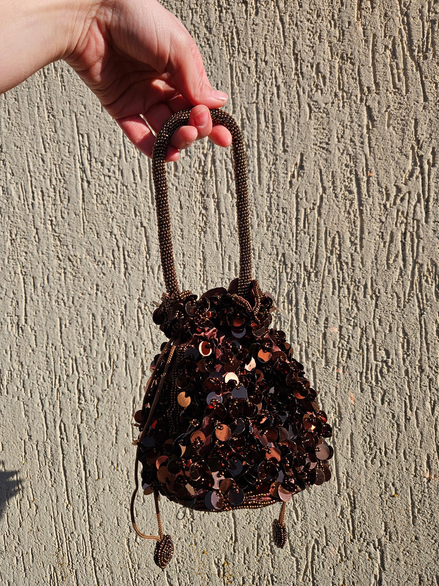 Petite besace marron à sequins