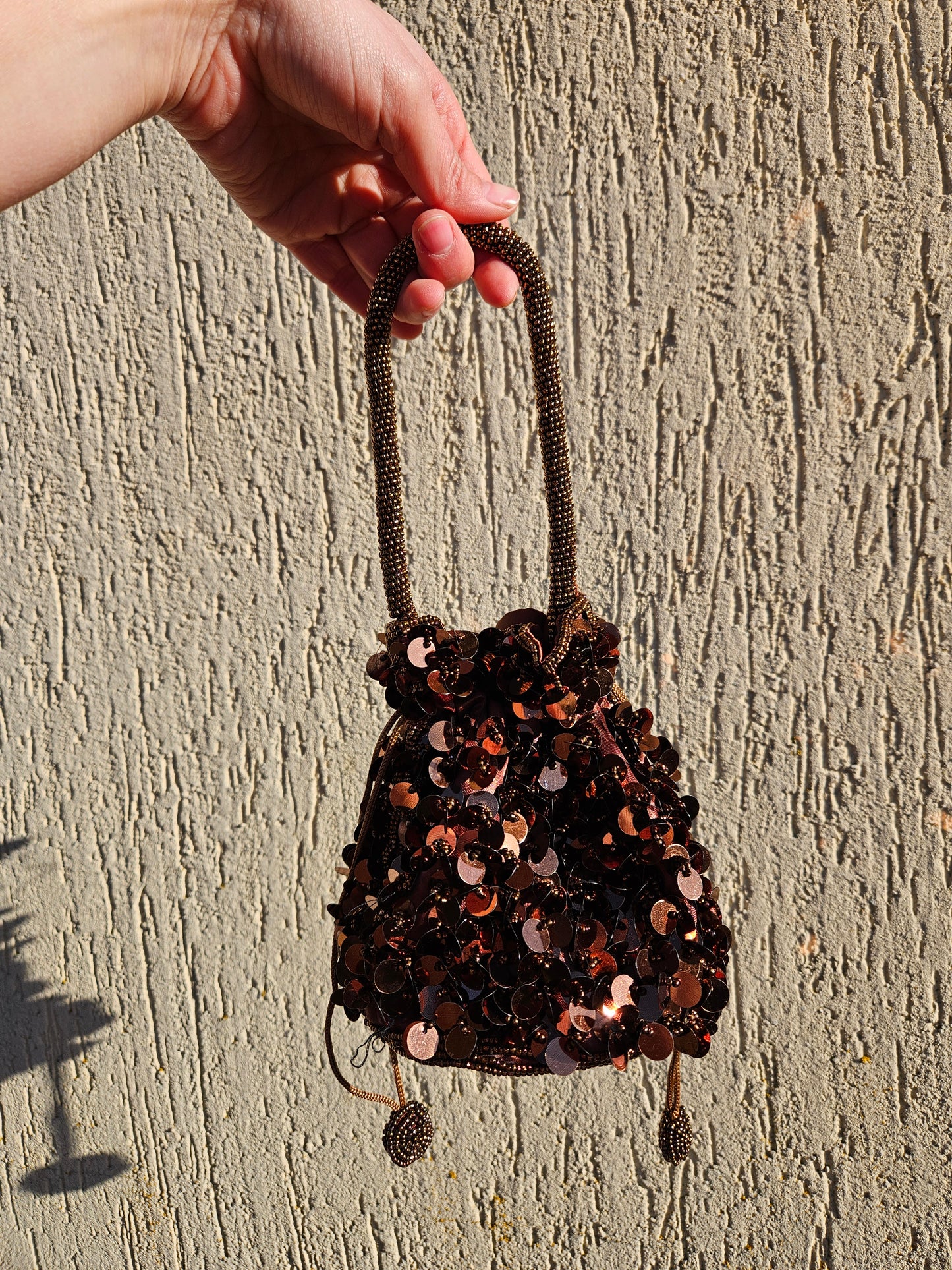 Petite besace marron à sequins
