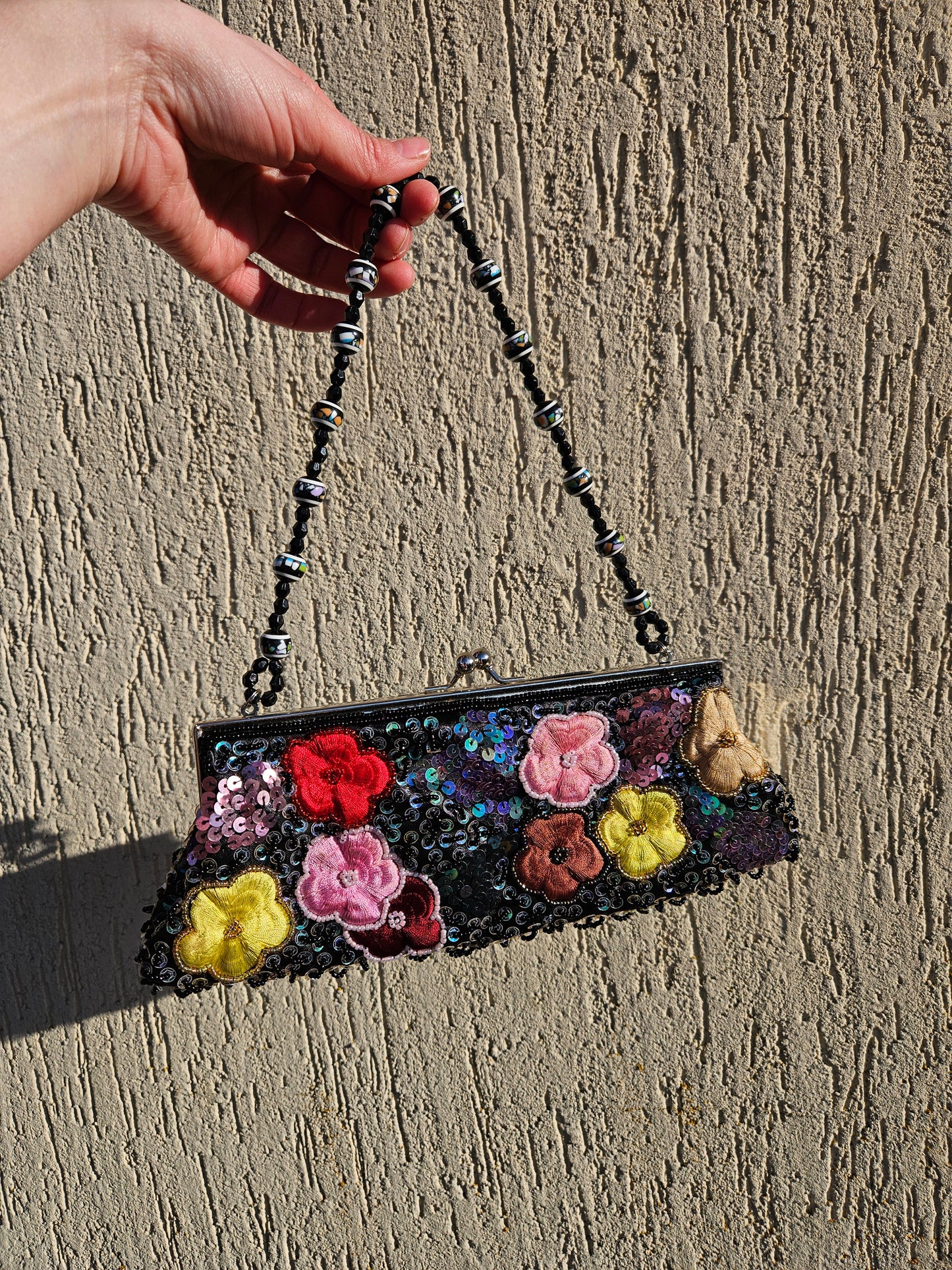 Bolso negro bordado con perlas y lentejuelas