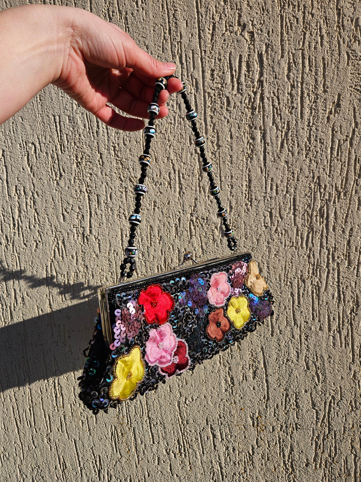Bolso negro bordado con perlas y lentejuelas