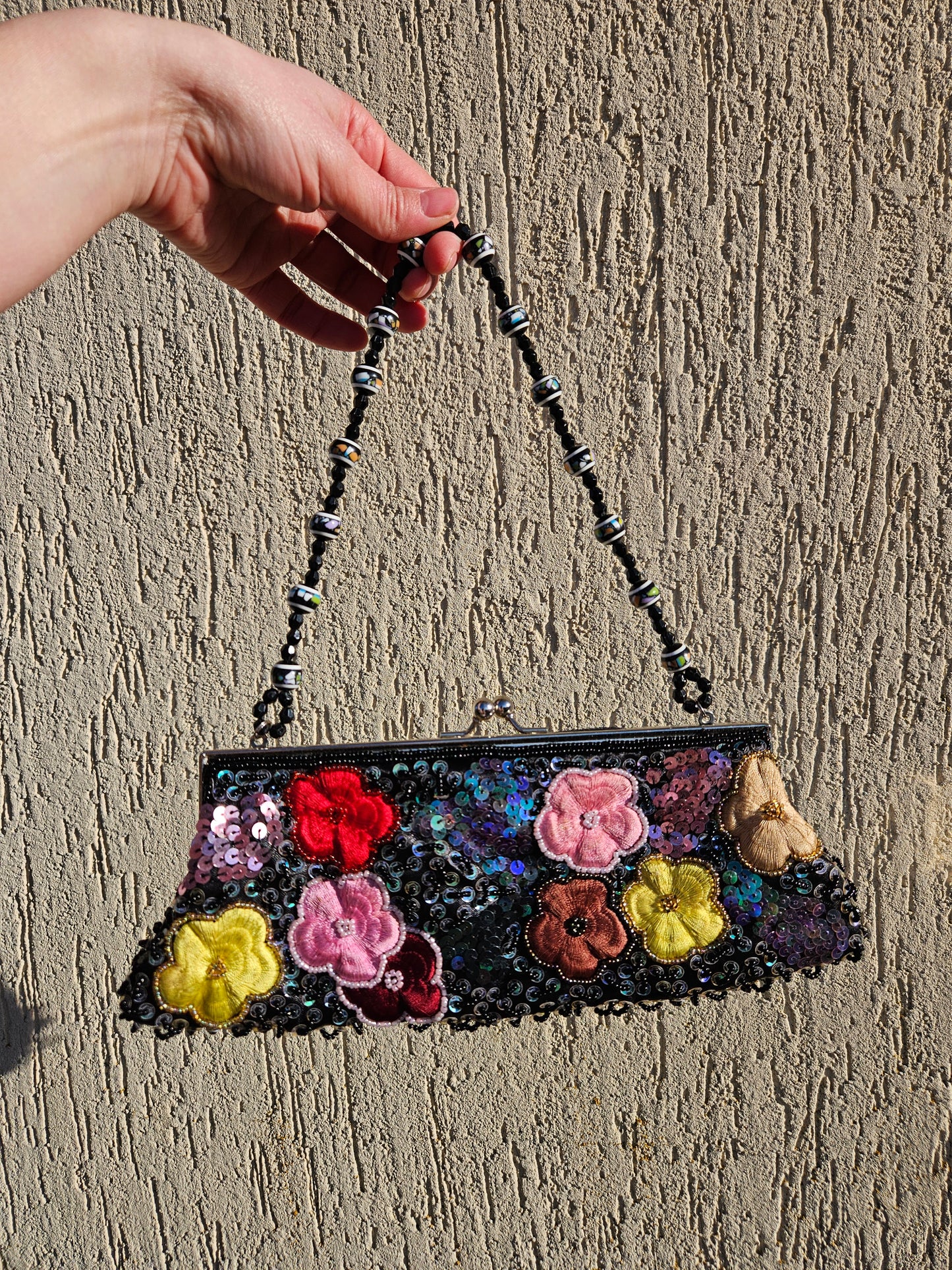 Bolso negro bordado con perlas y lentejuelas