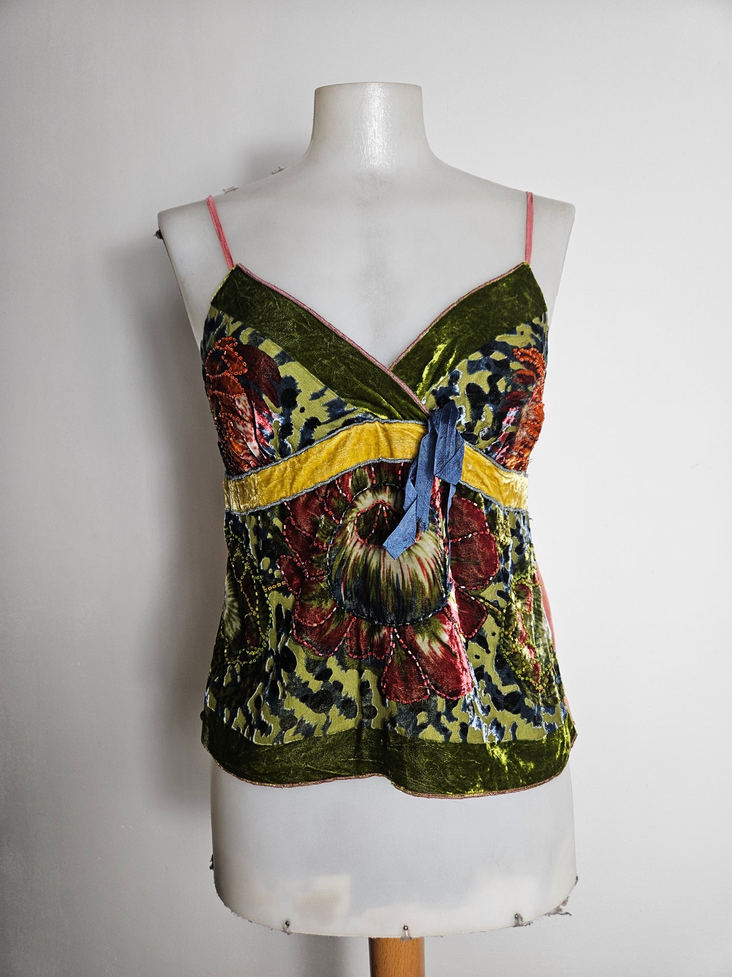 Haut en velours ras et broderies