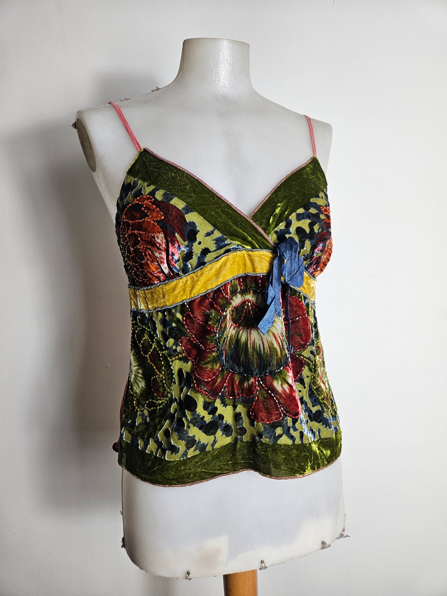 Haut en velours ras et broderies