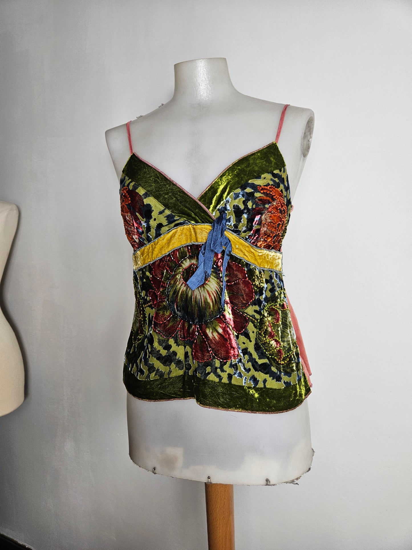 Haut en velours ras et broderies