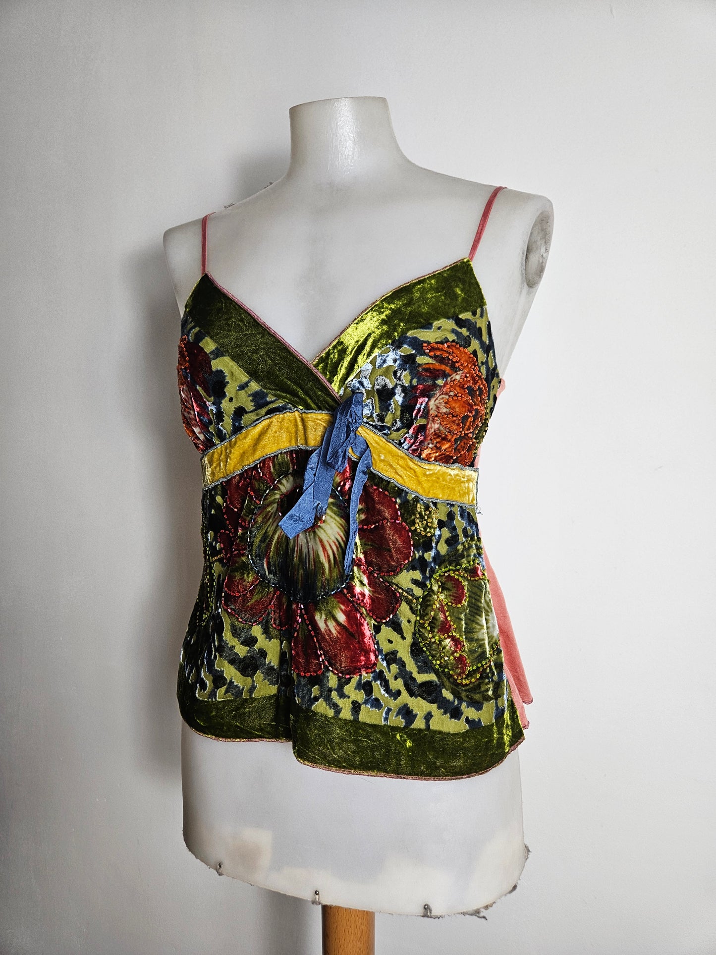 Haut en velours ras et broderies