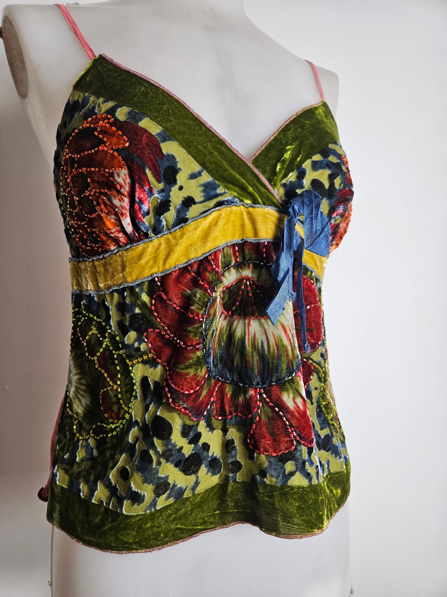 Haut en velours ras et broderies