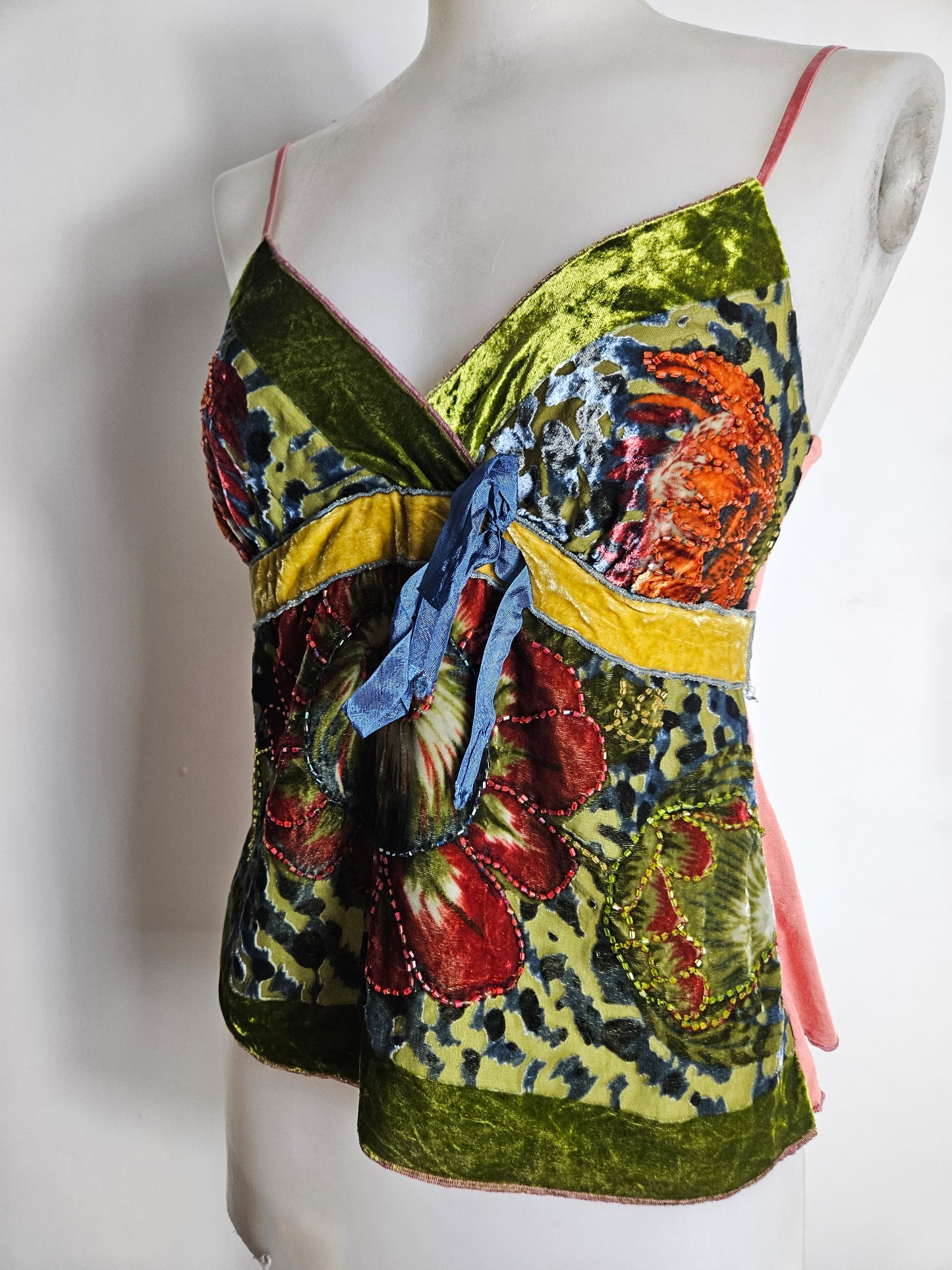 Haut en velours ras et broderies