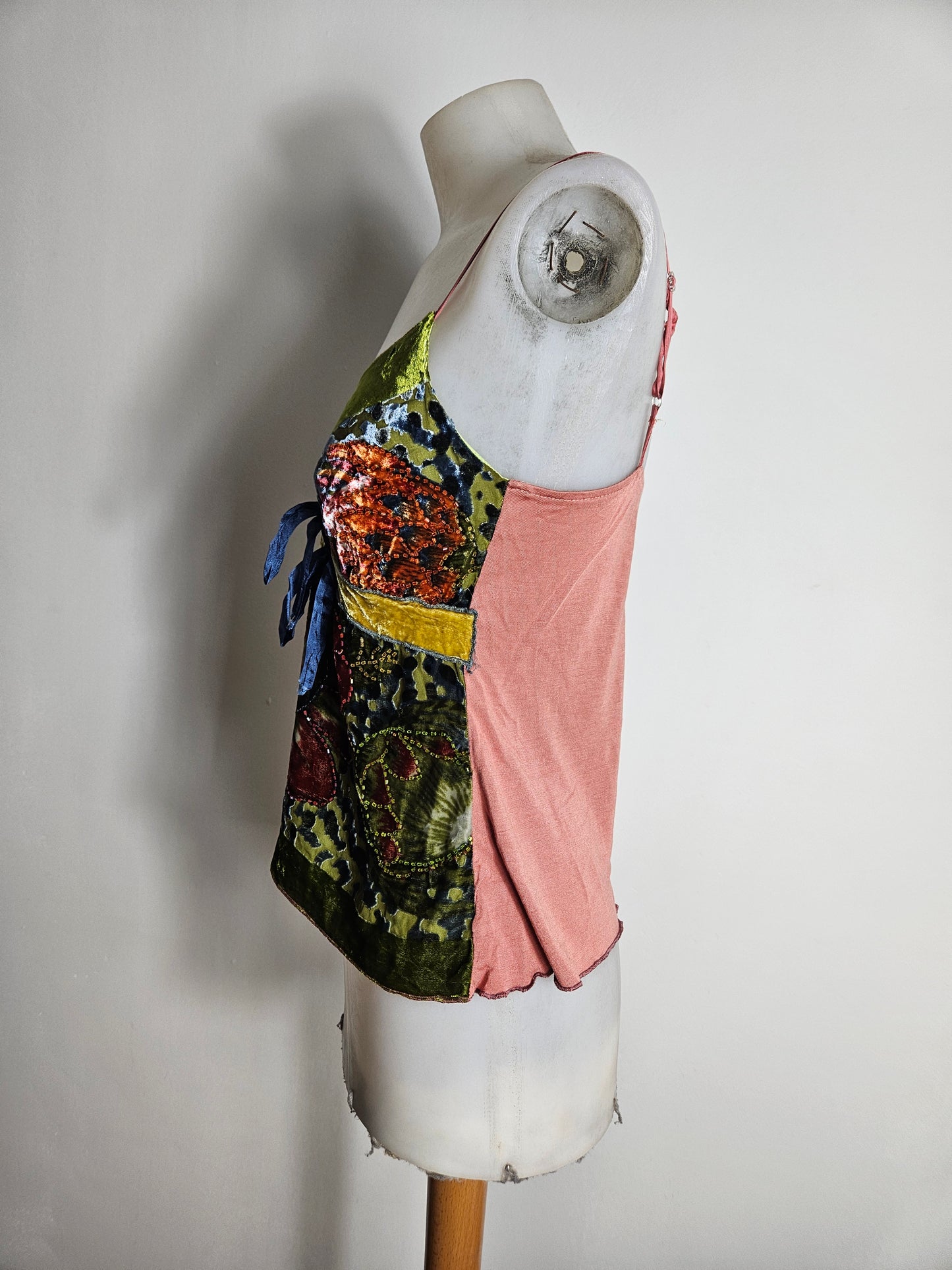 Haut en velours ras et broderies