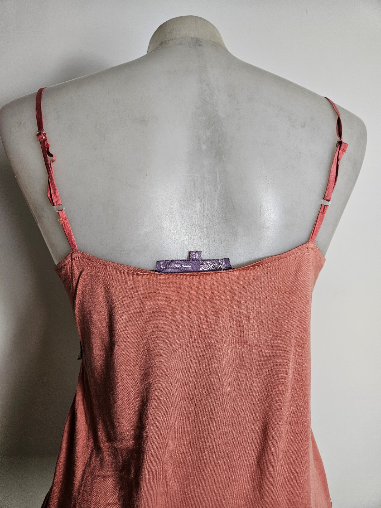 Haut en velours ras et broderies