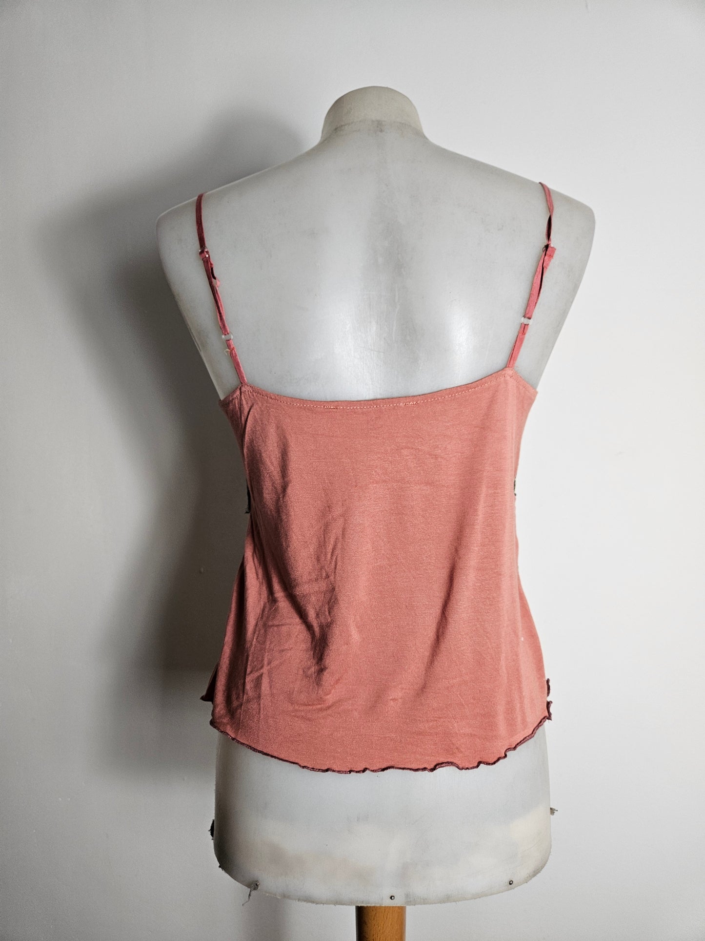 Haut en velours ras et broderies