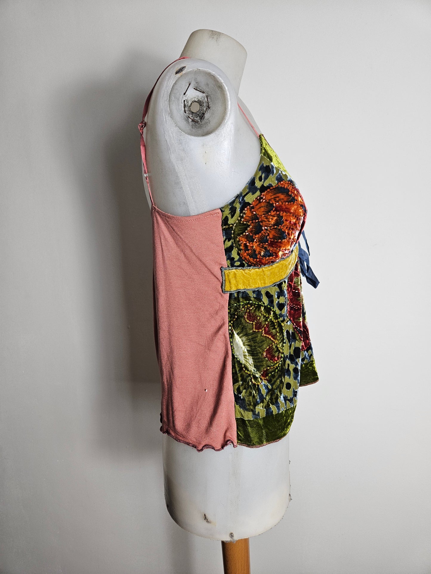 Haut en velours ras et broderies