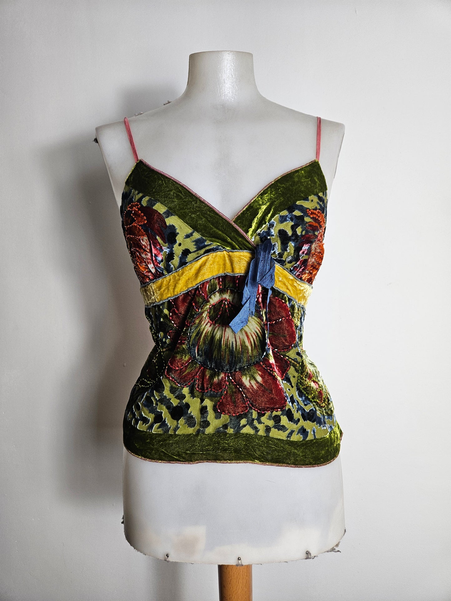 Haut en velours ras et broderies