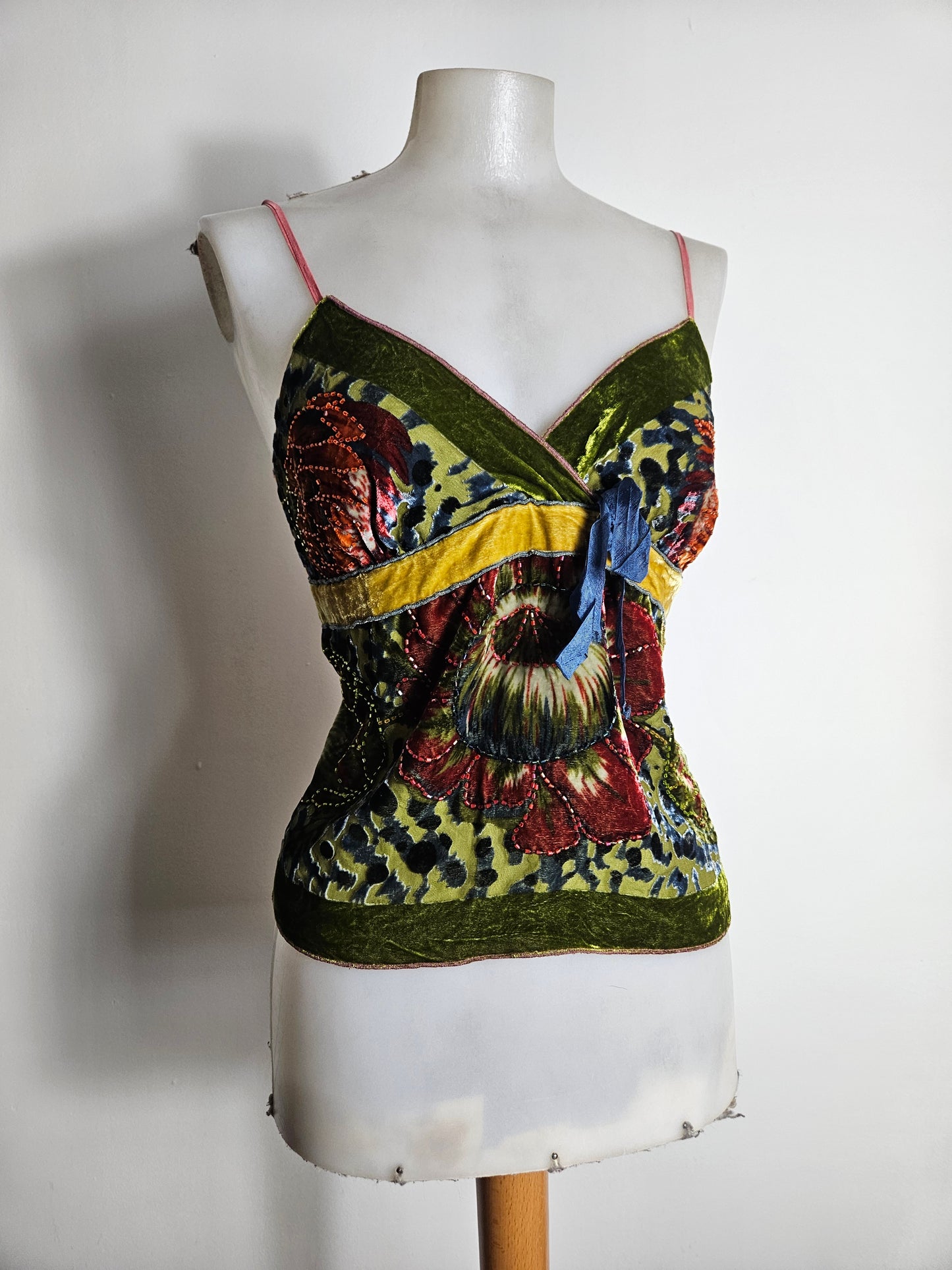 Haut en velours ras et broderies
