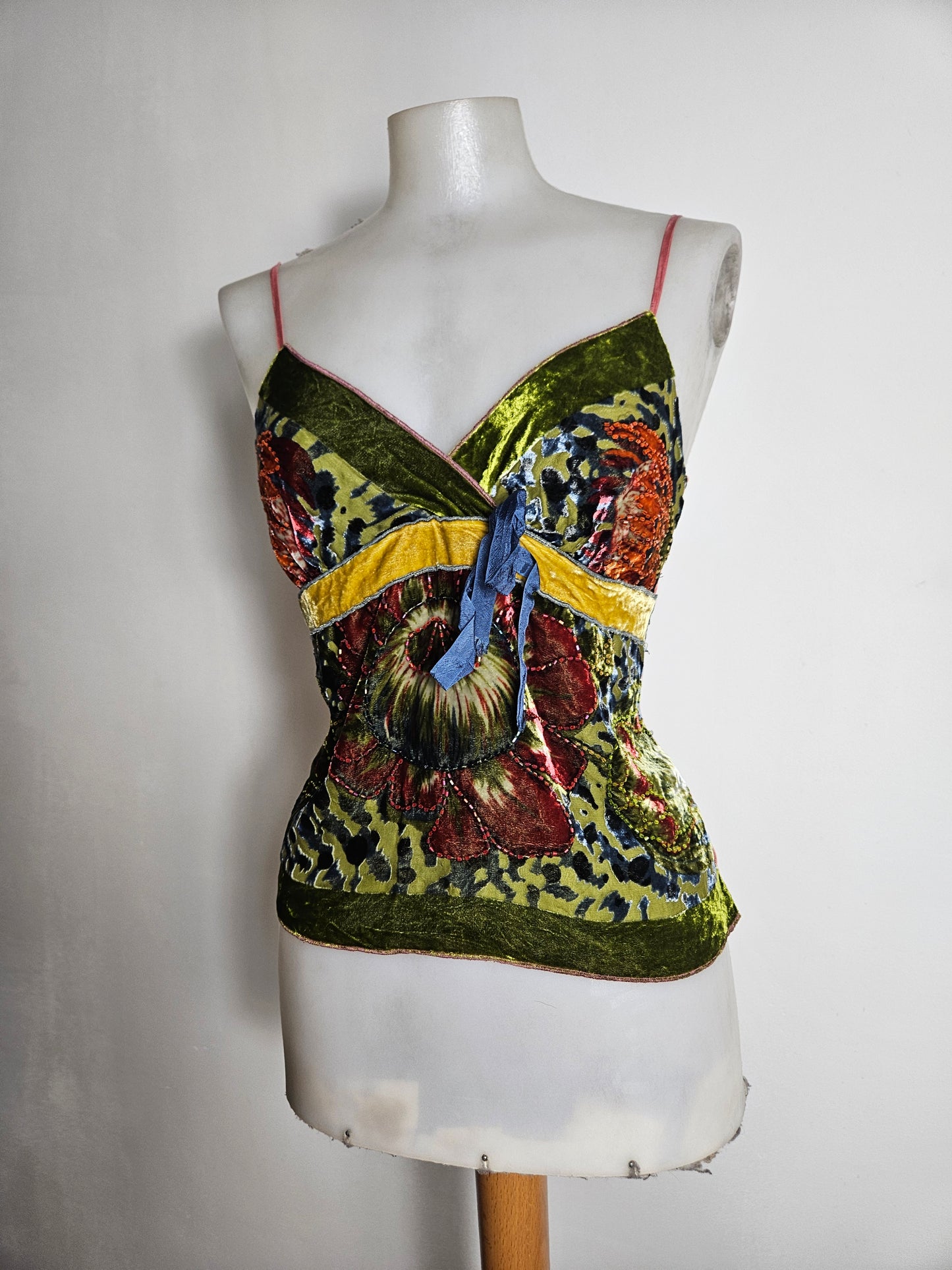 Haut en velours ras et broderies
