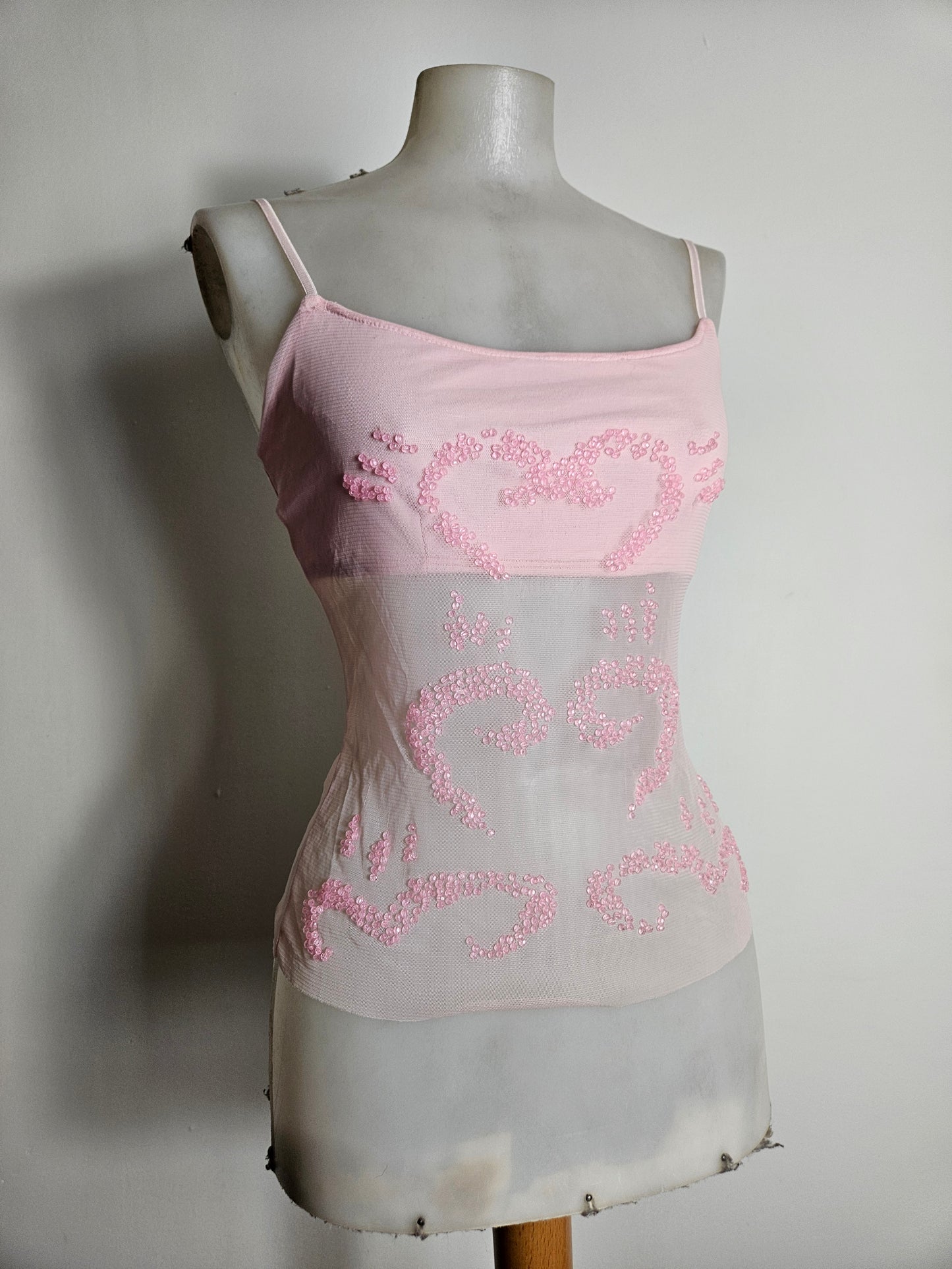Haut rose en voile brodé