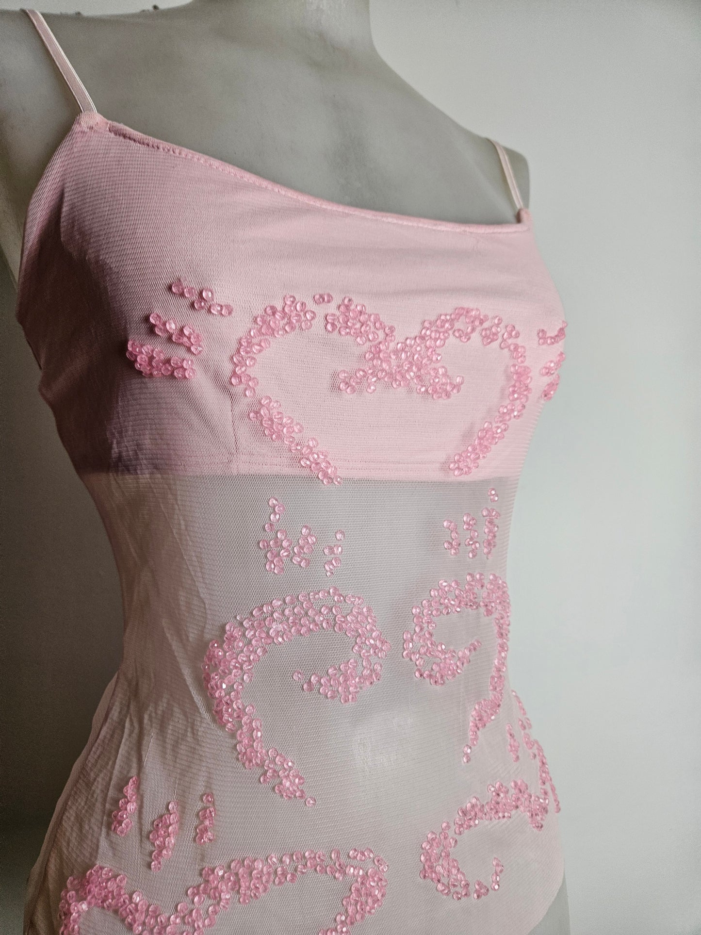 Haut rose en voile brodé