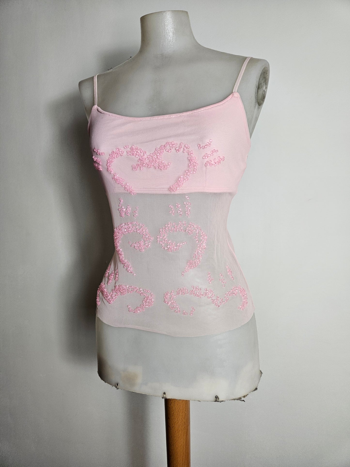 Haut rose en voile brodé
