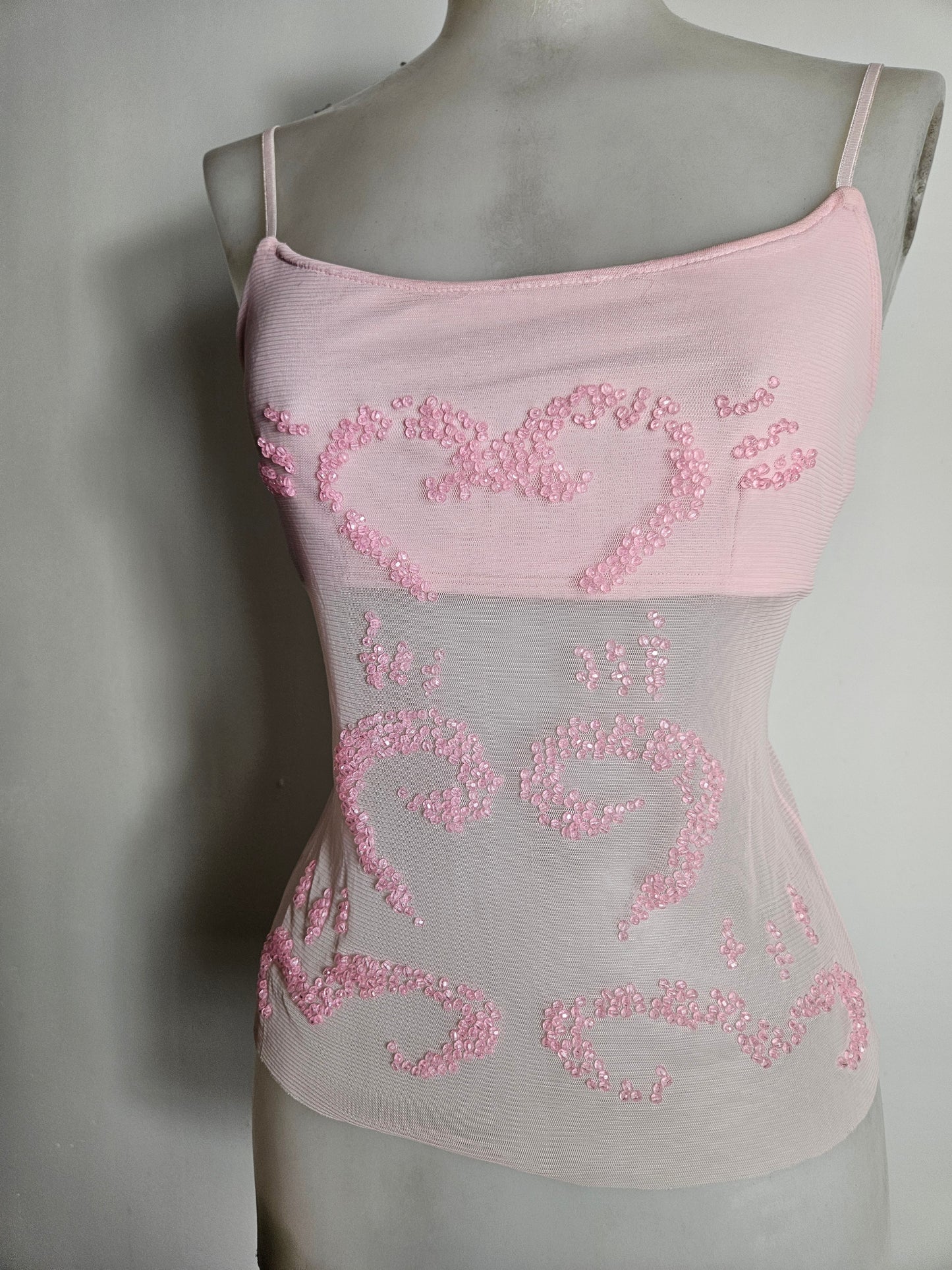 Haut rose en voile brodé