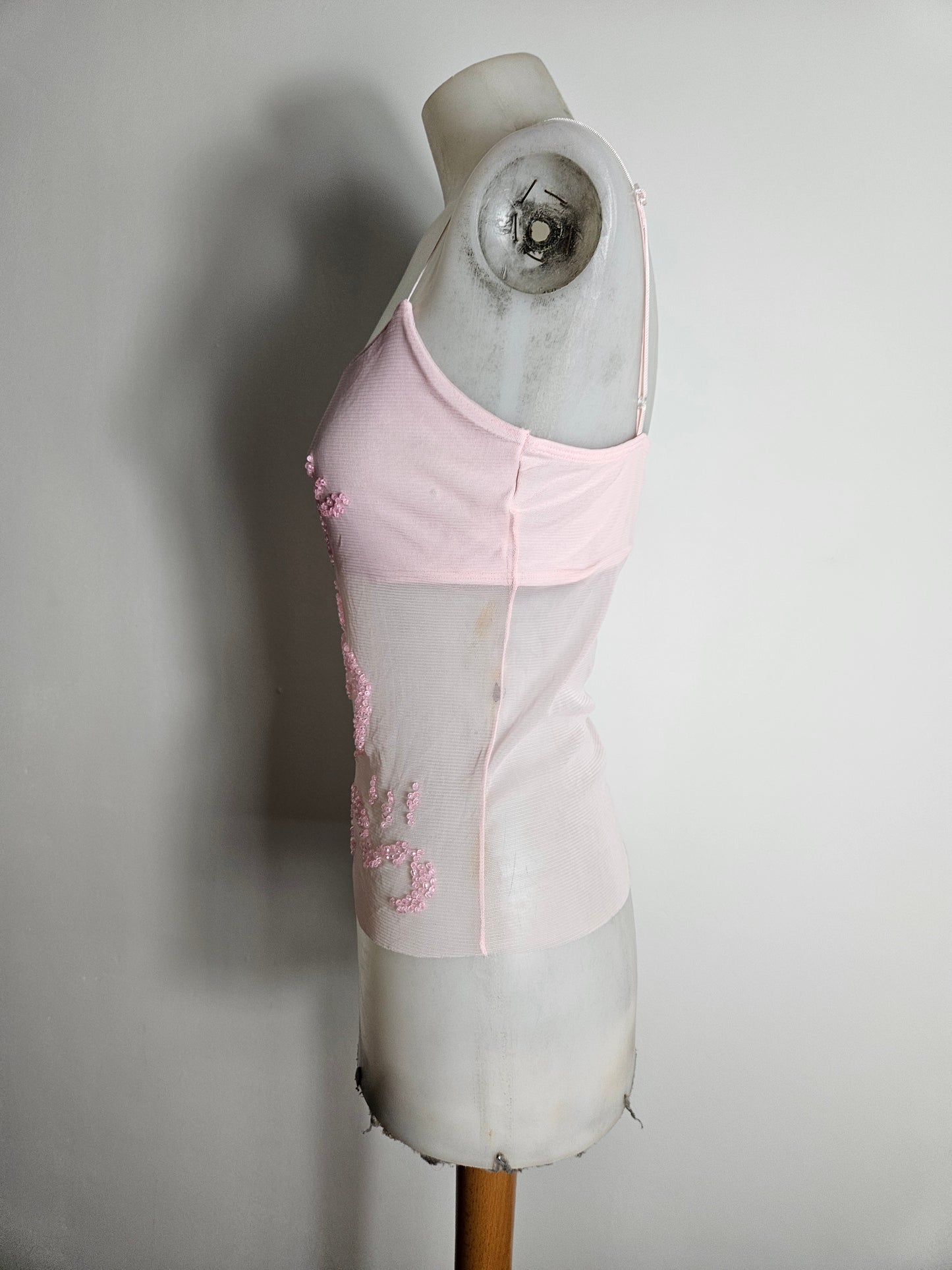Haut rose en voile brodé