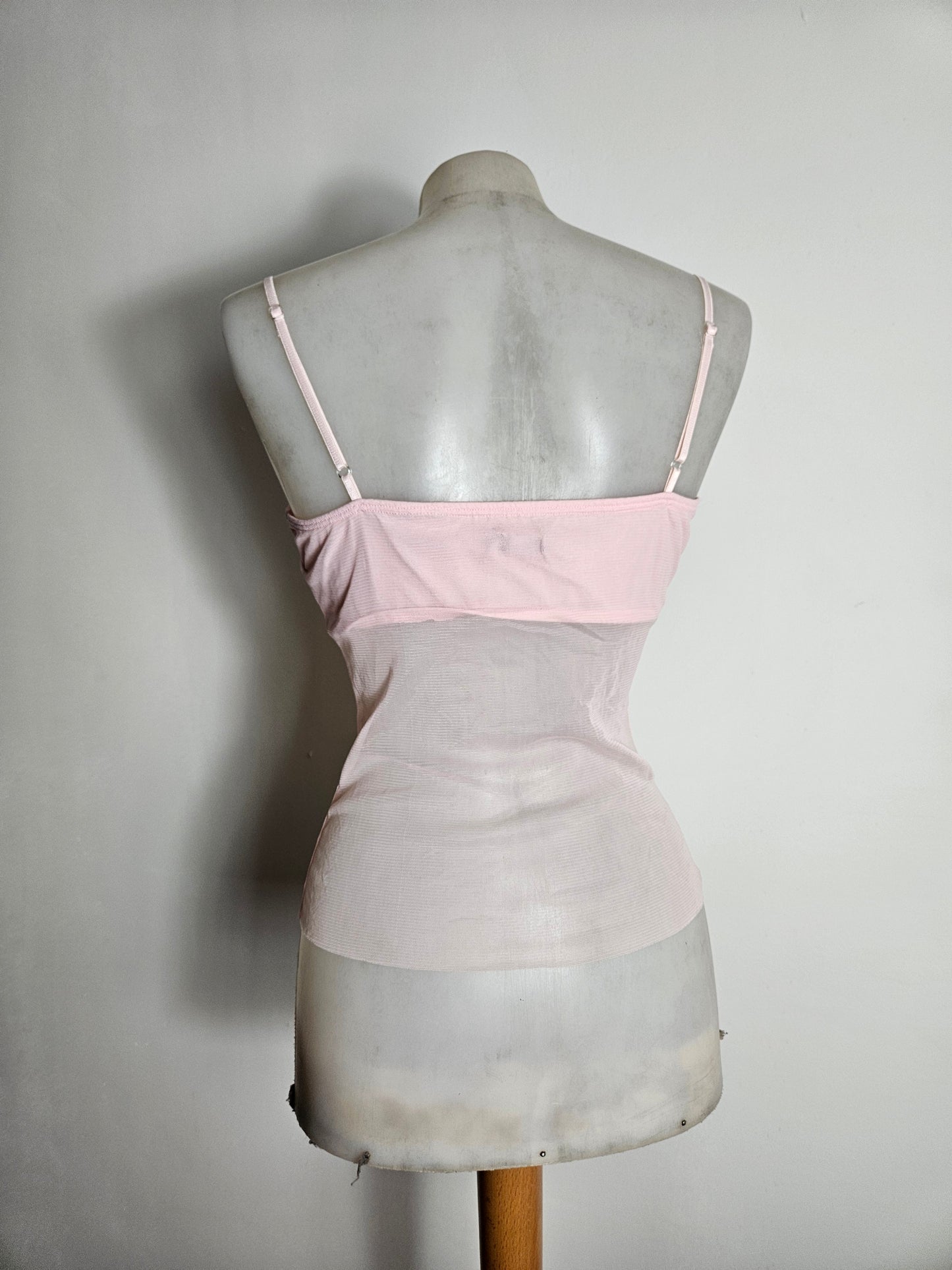 Haut rose en voile brodé