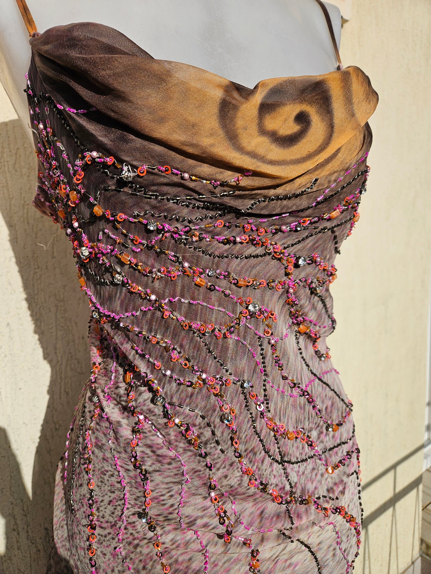 Robe asymétrique en soie brodée