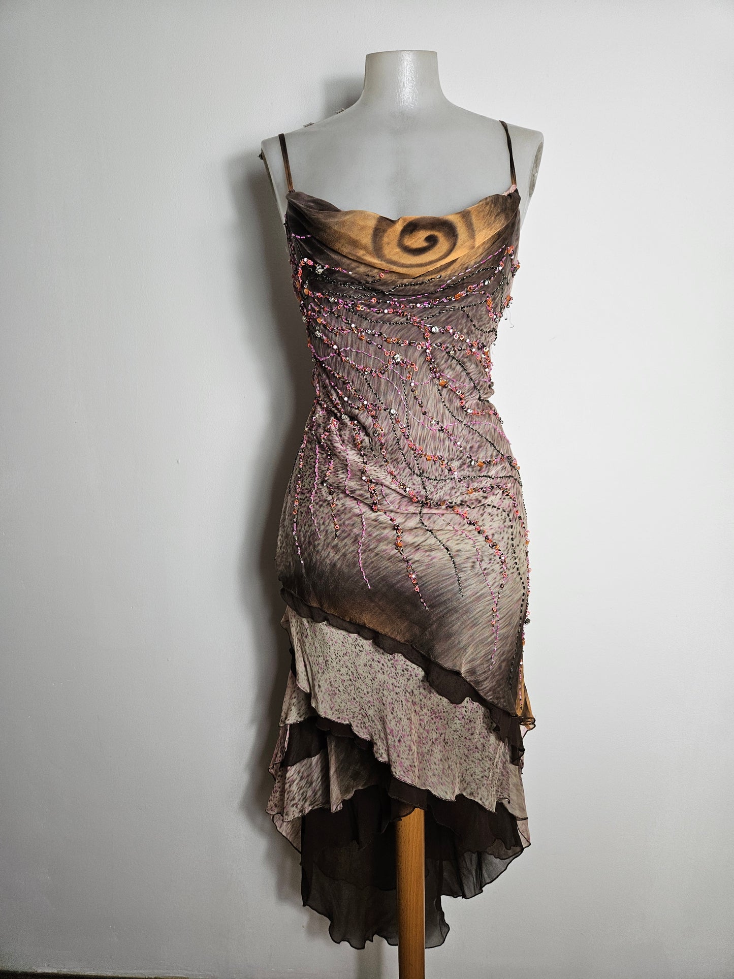 Robe asymétrique en soie brodée