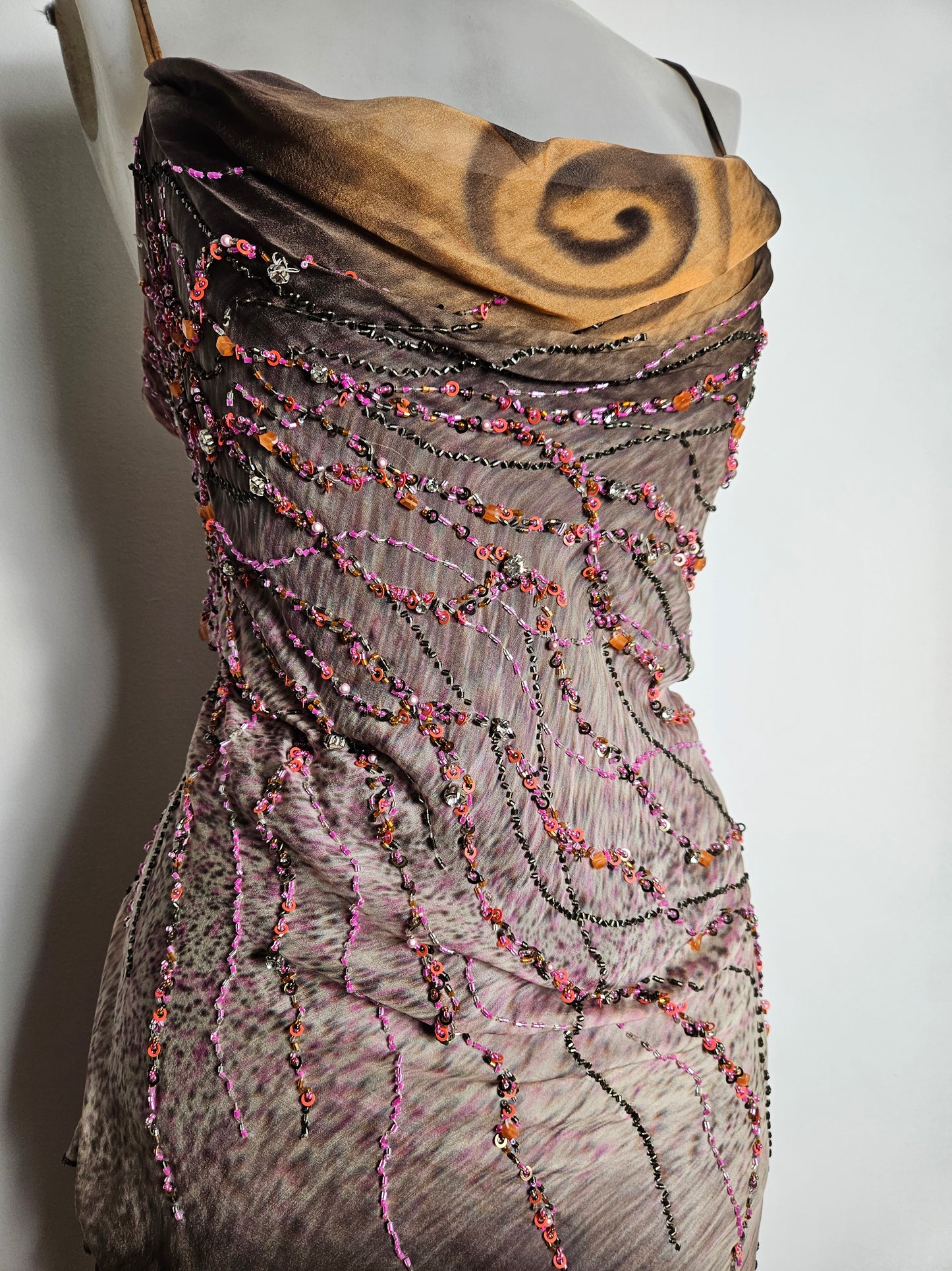 Robe asymétrique en soie brodée