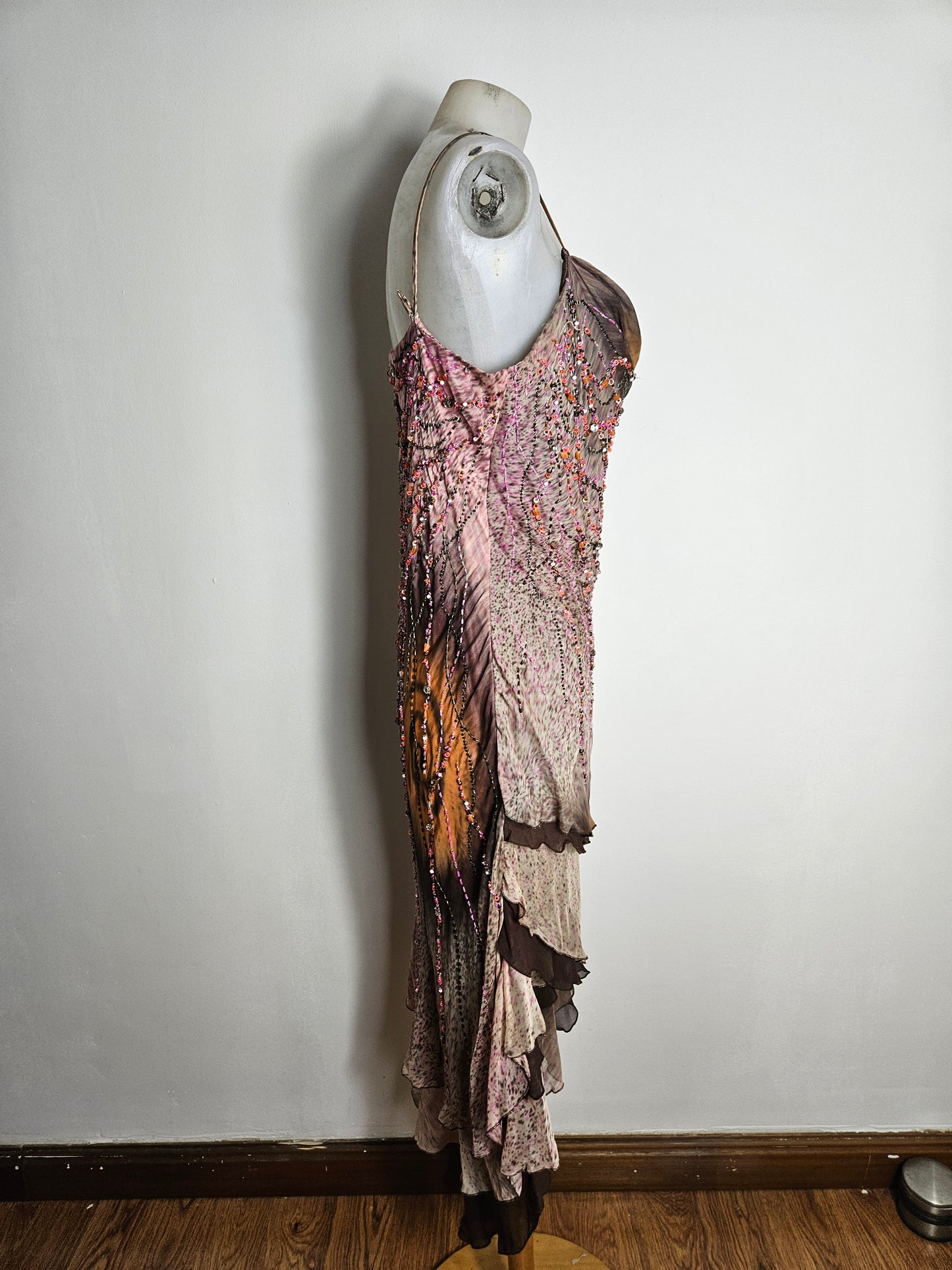 Robe asymétrique en soie brodée