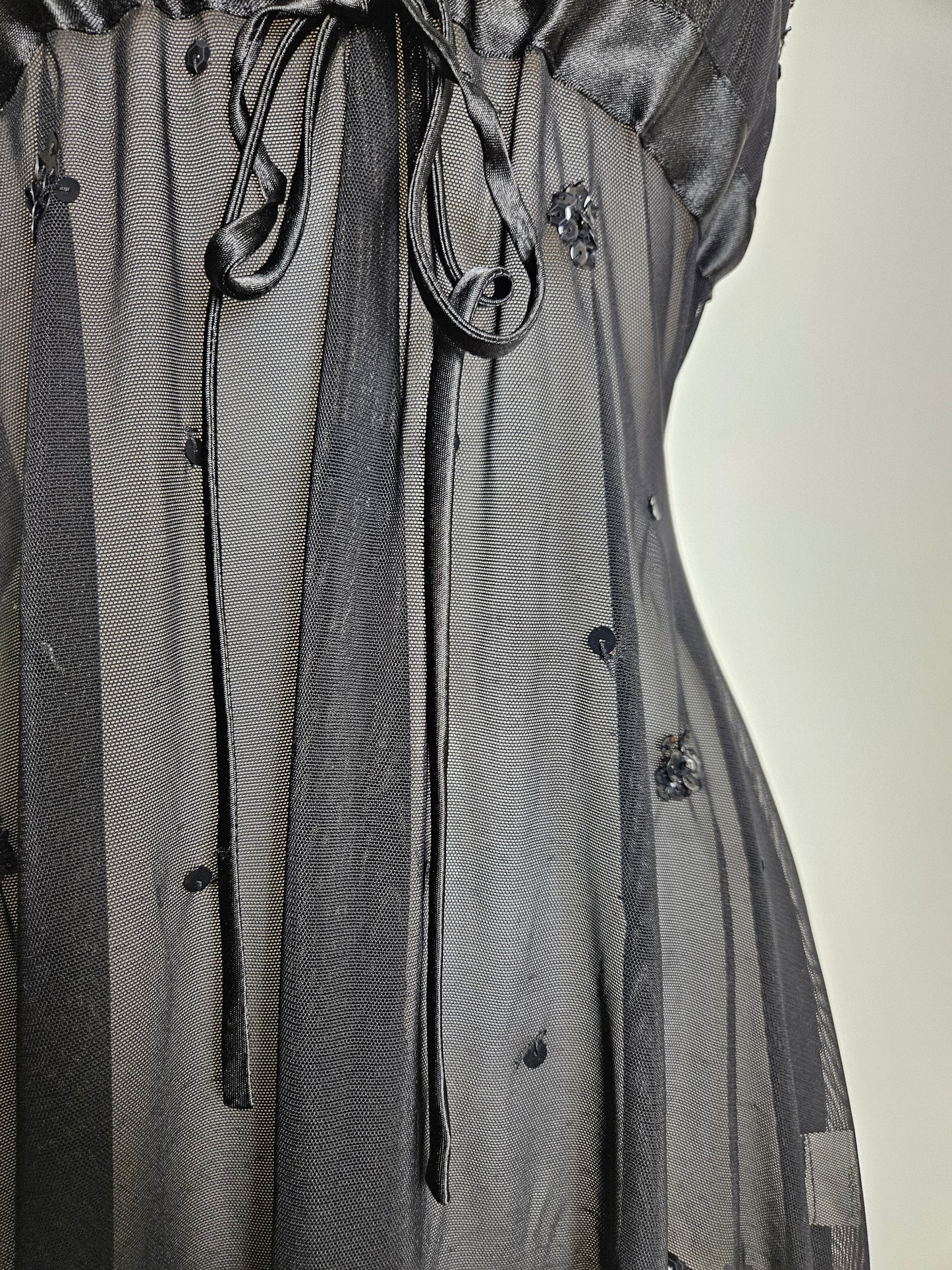 Haut noir en voile brodé