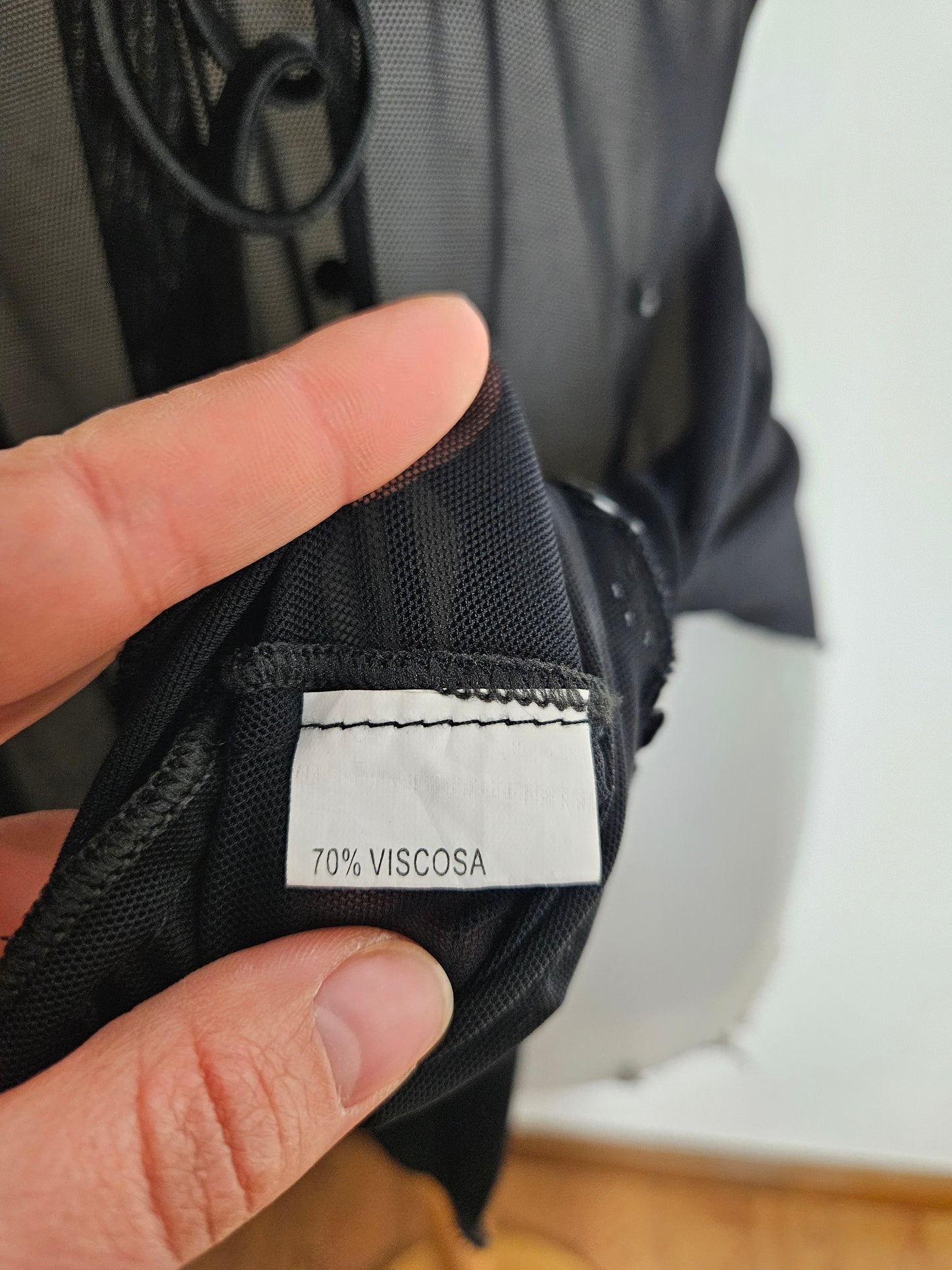 Haut noir en voile brodé