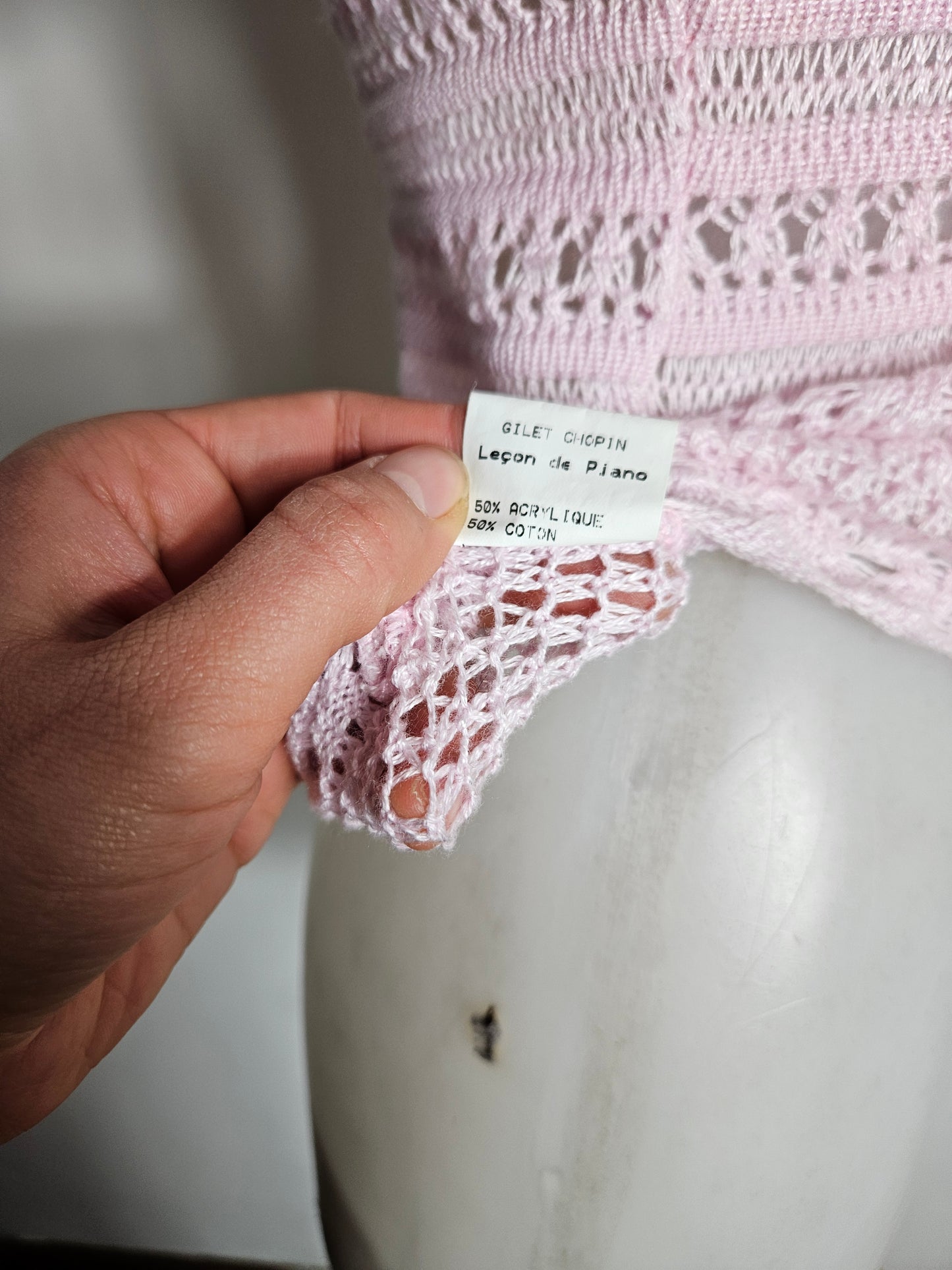Haut en dentelle à découpes