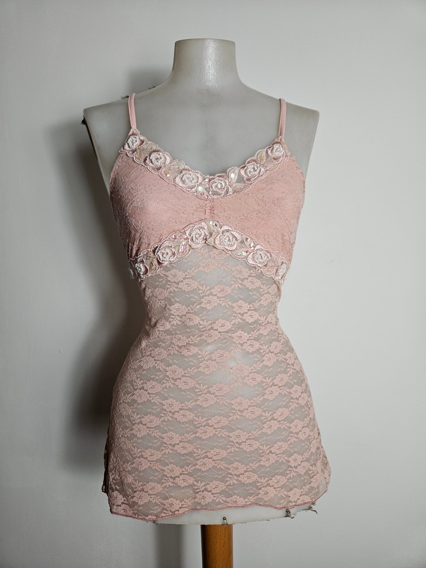 Haut en dentelle brodée rose