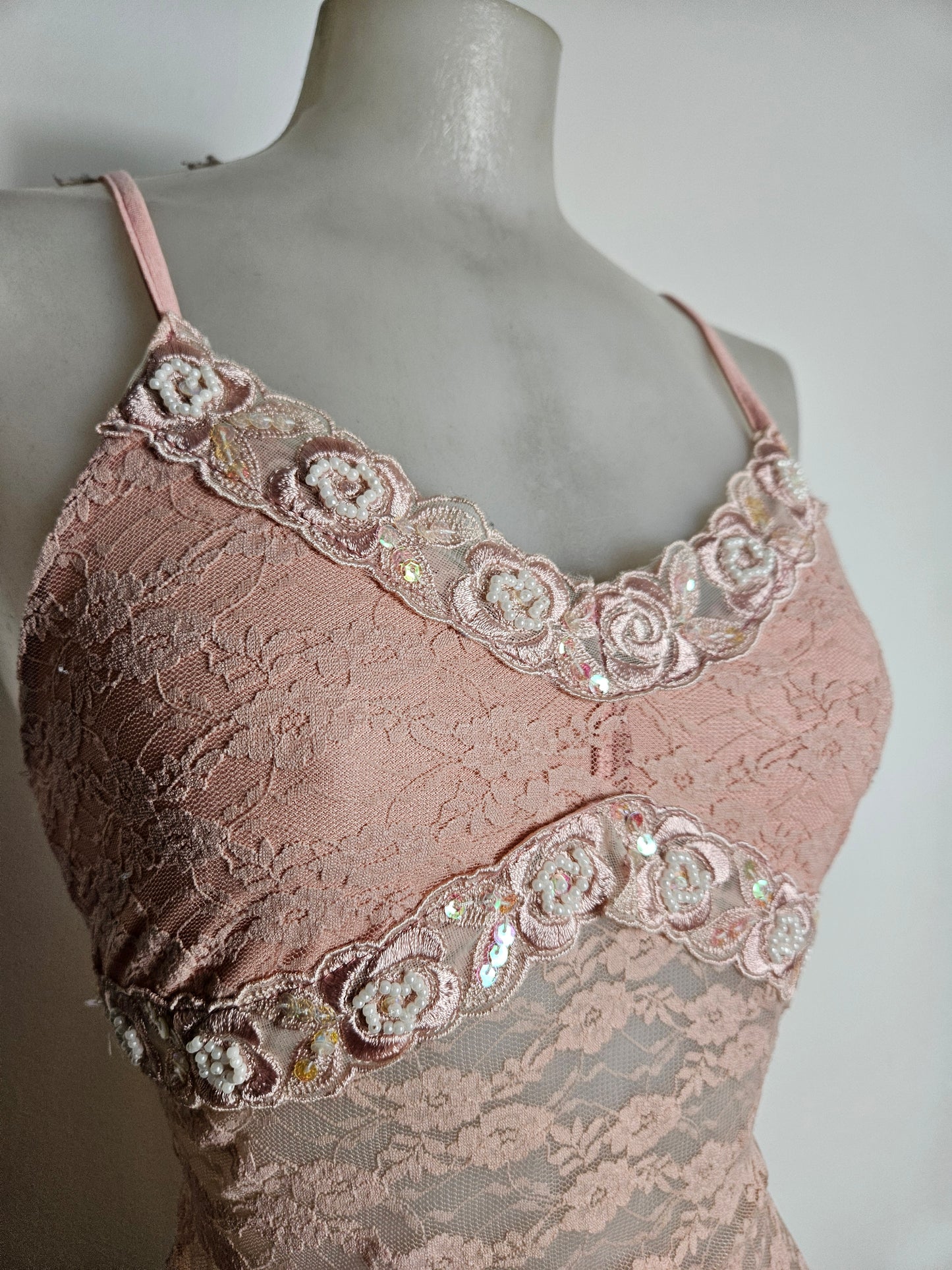 Haut en dentelle brodée rose