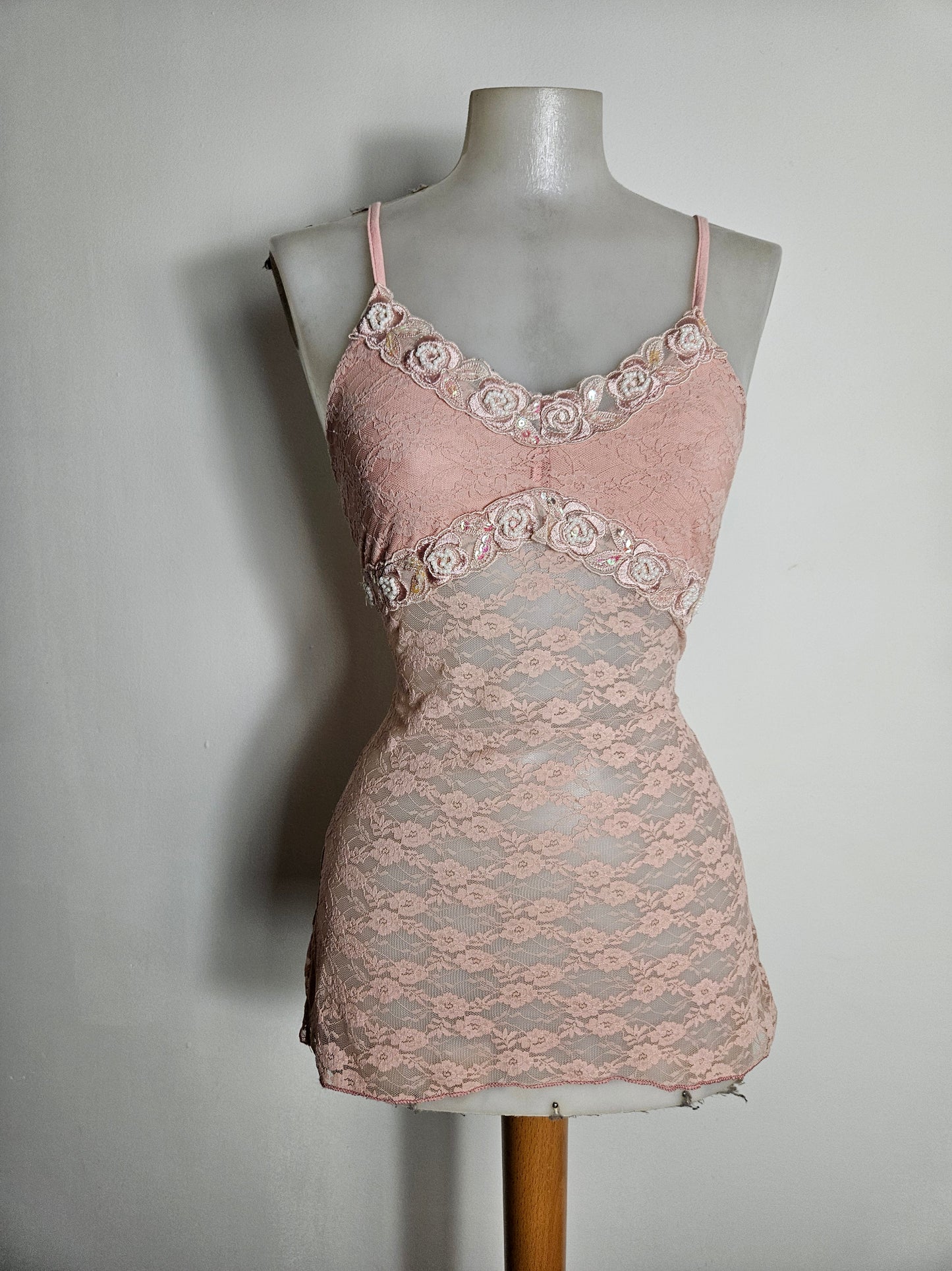 Haut en dentelle brodée rose
