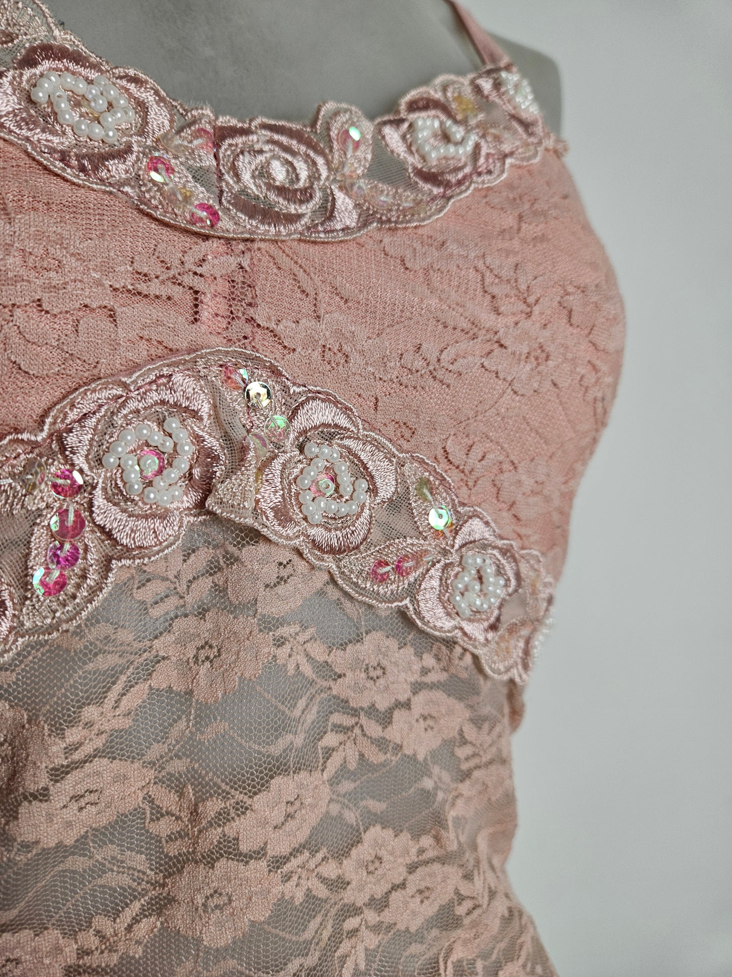 Haut en dentelle brodée rose
