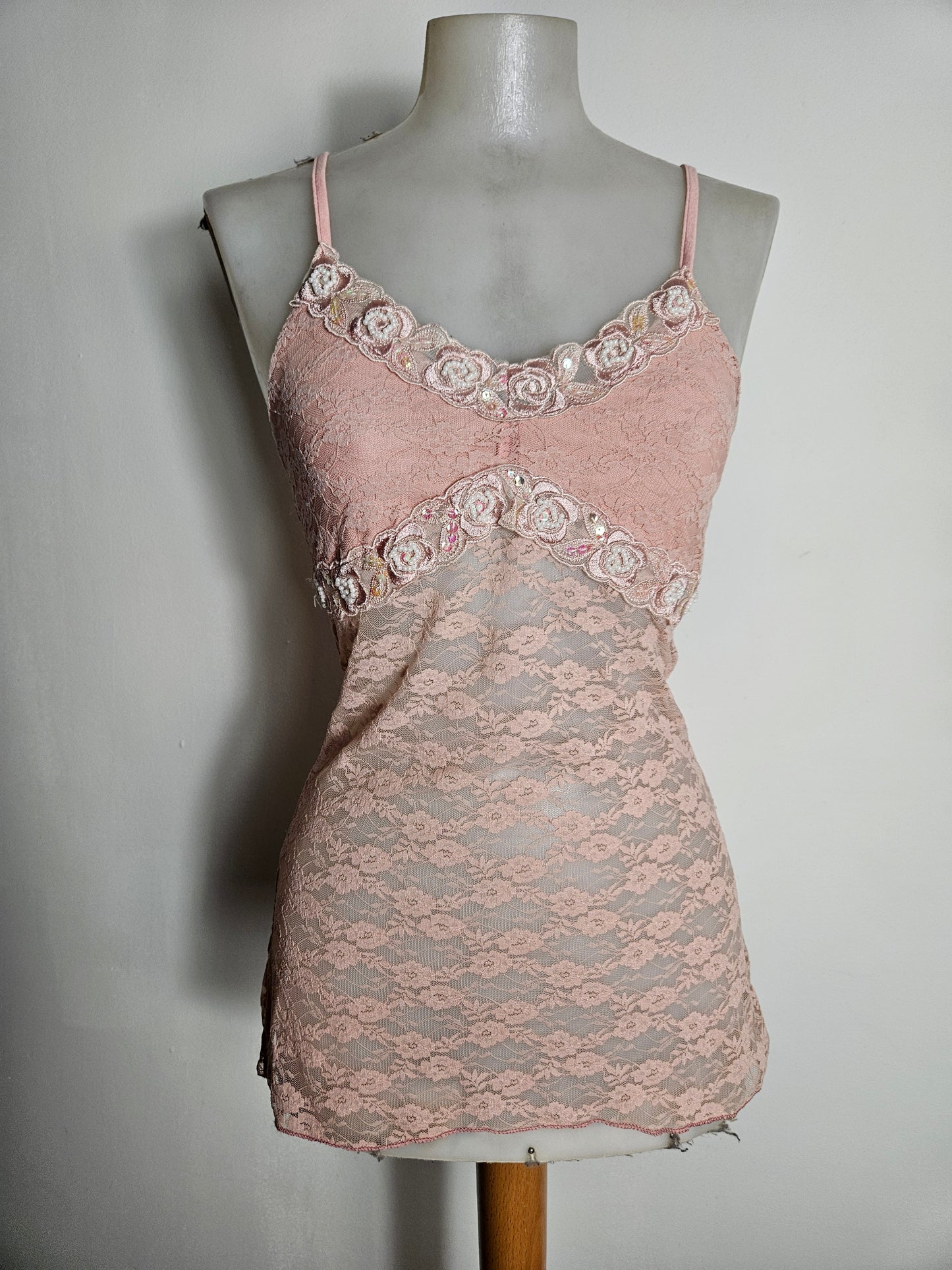 Haut en dentelle brodée rose