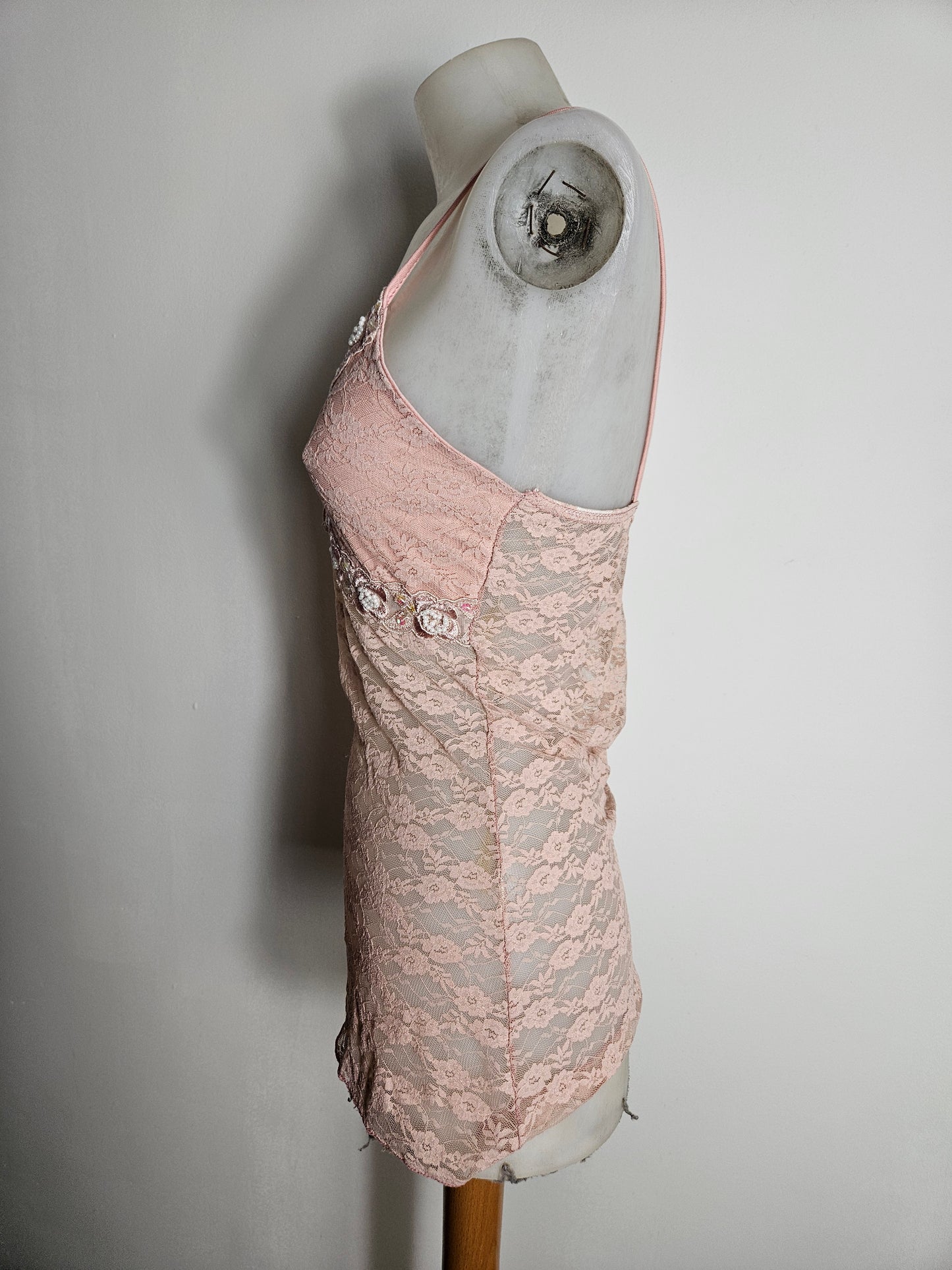 Haut en dentelle brodée rose