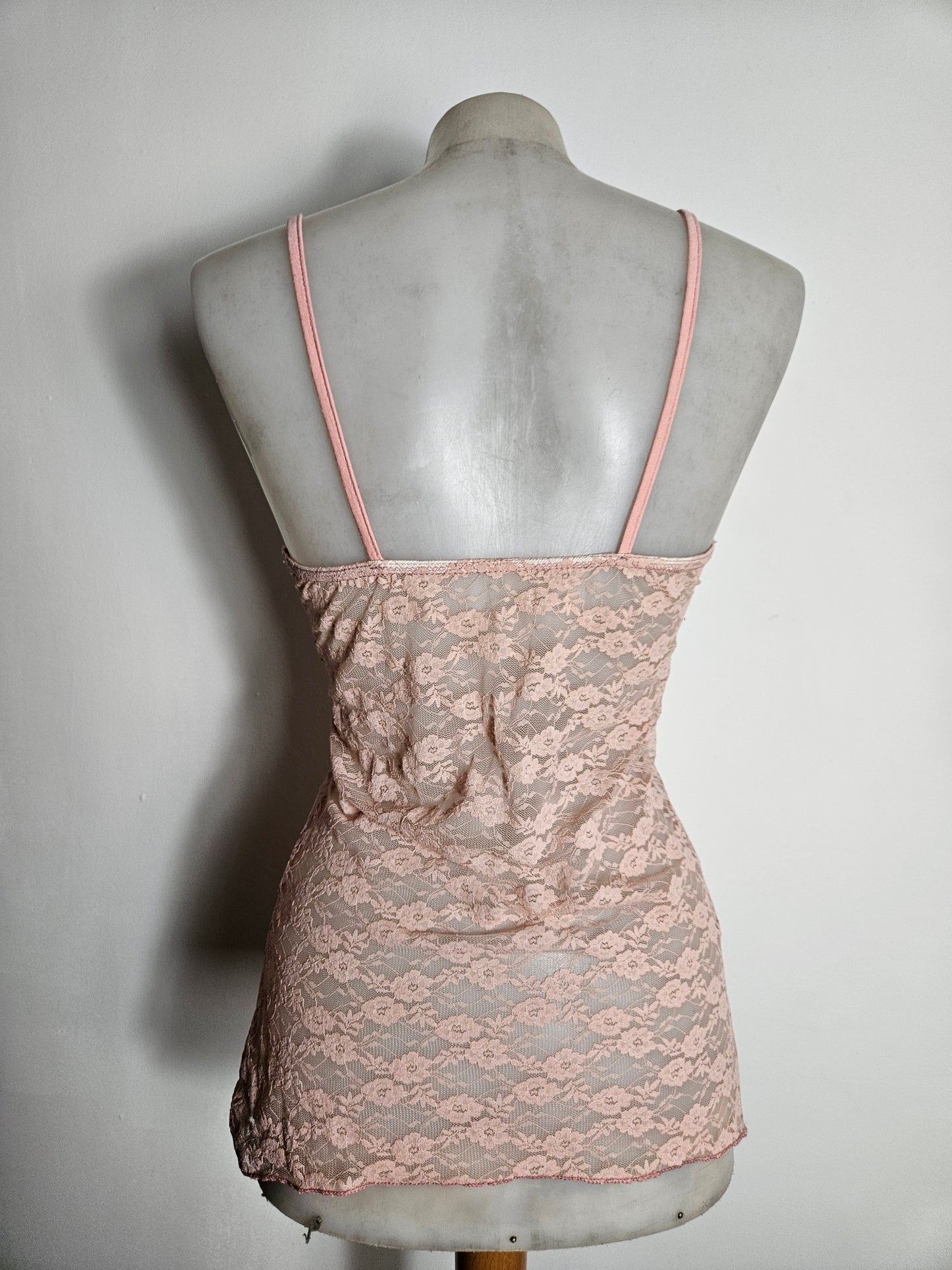 Haut en dentelle brodée rose