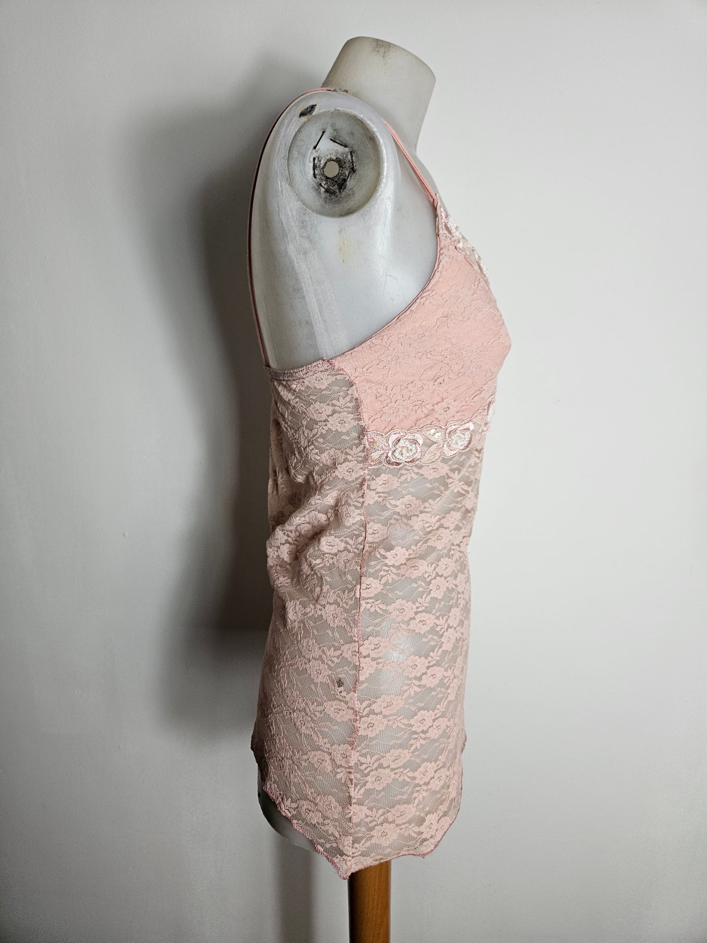 Haut en dentelle brodée rose
