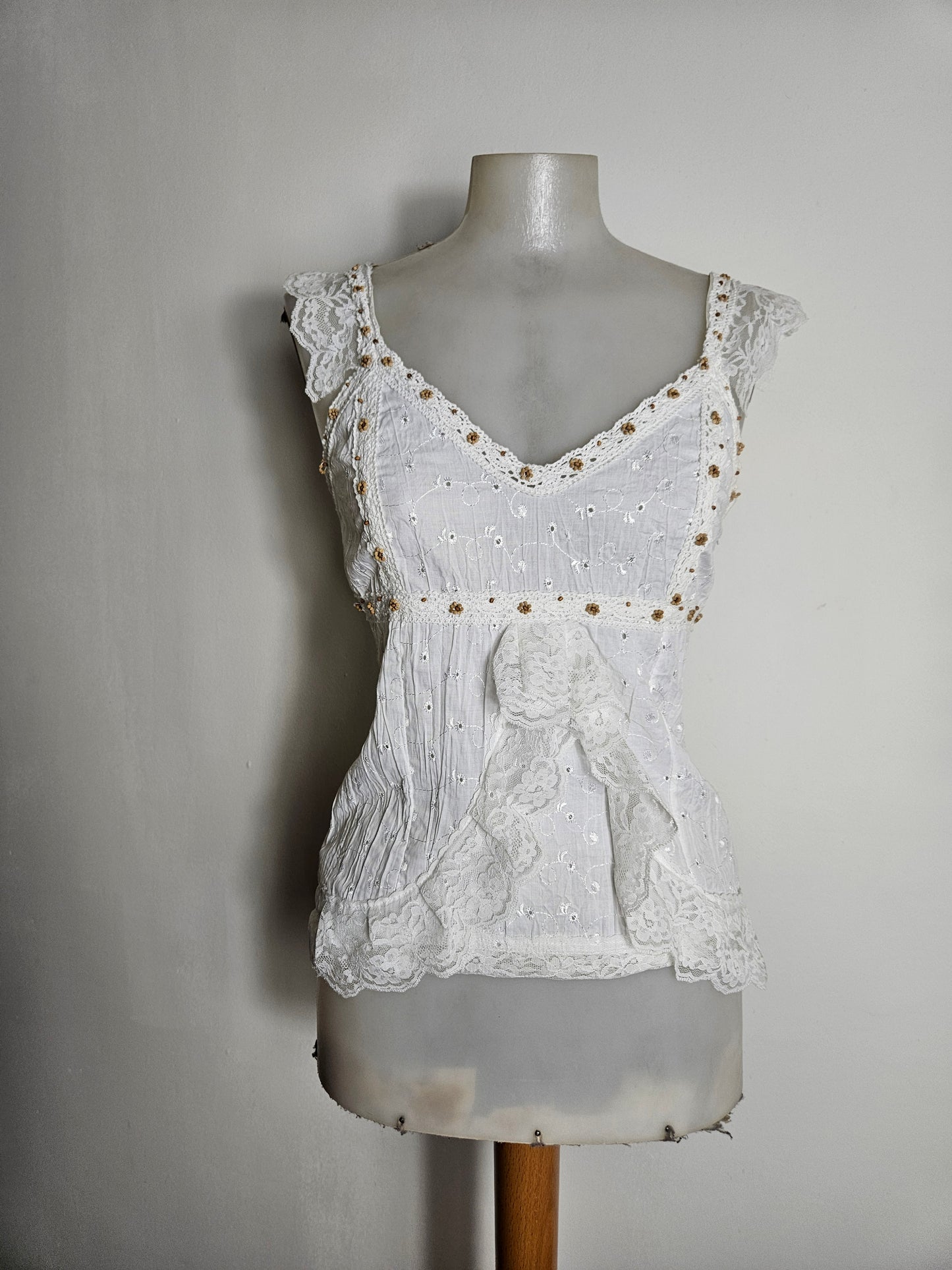 Top blanco con volantes