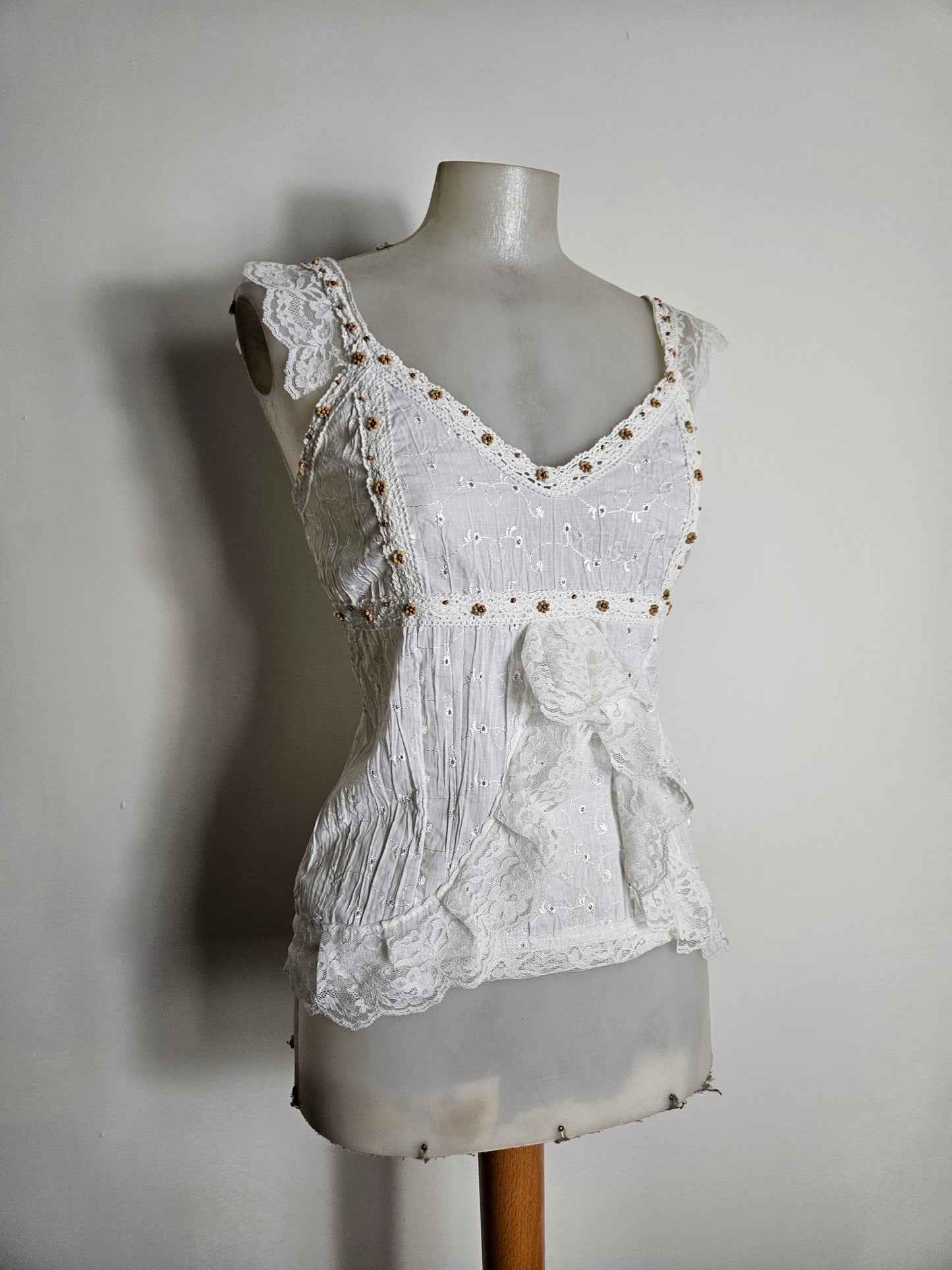 Top blanco con volantes