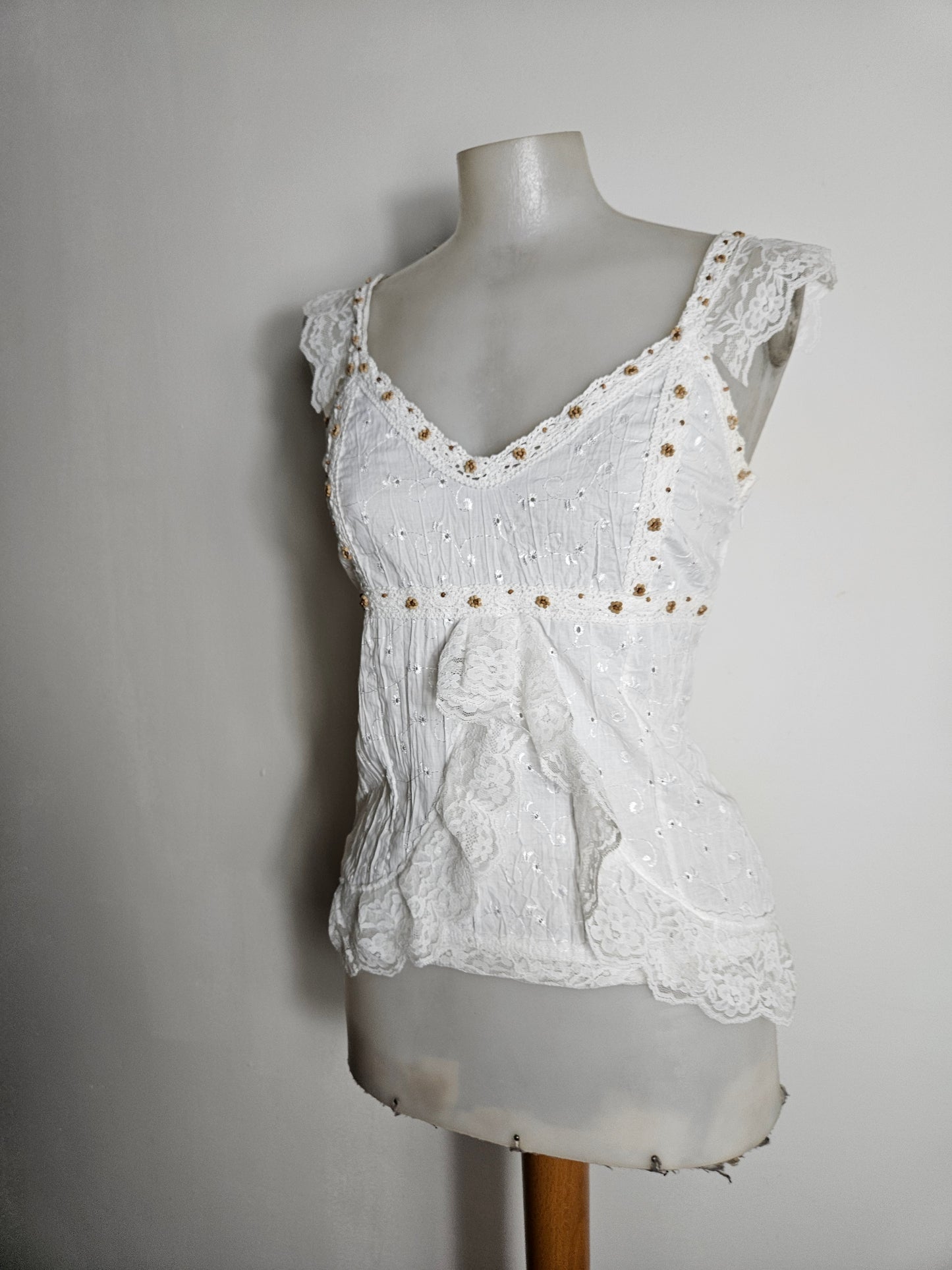 Top blanco con volantes